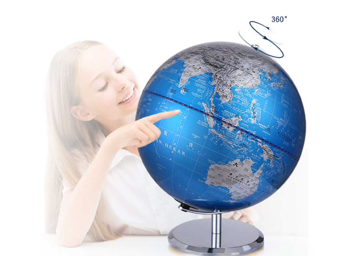 Kleiner dekorativer Globus in blau-silberner Farbgebung mit Möglichkeit zur Personalisierung durch Gravur, ideal als Geschenk, Höhe 20 cm, elegante Wohnzimmerdekoration mit geografischen Namen in englischer und chinesischer Sprache.