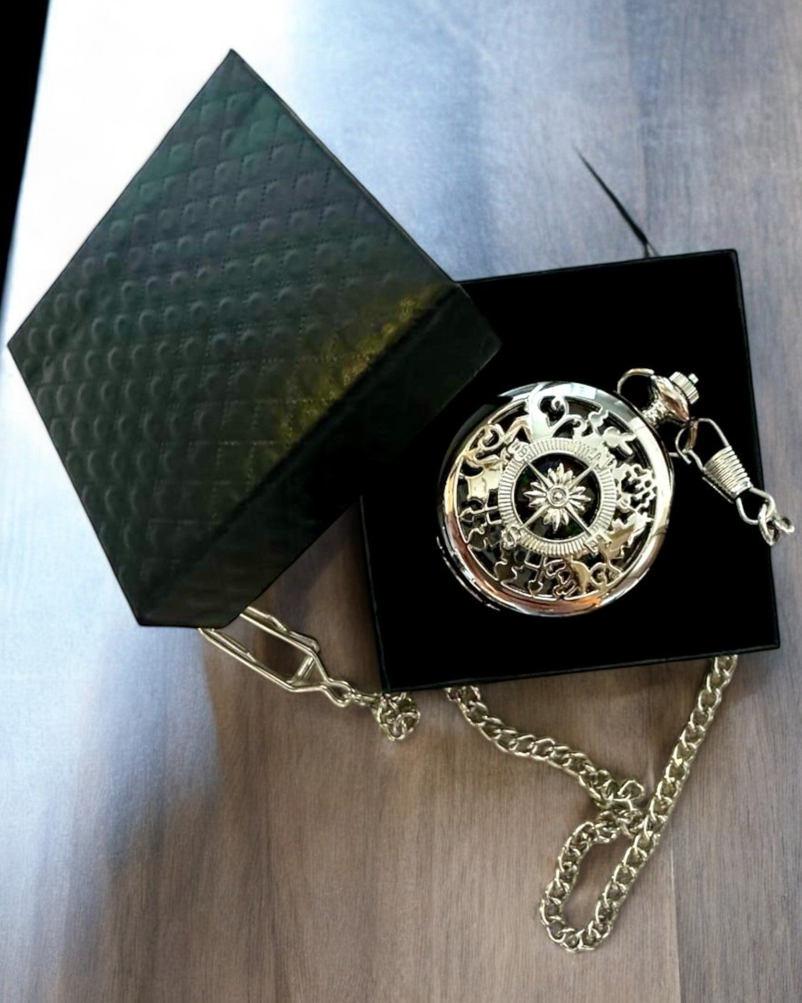 Taschenkompass Silberfarben im Retro-Stil mit durchbrochenem Muster – Elegant und Praktisch. Gravur