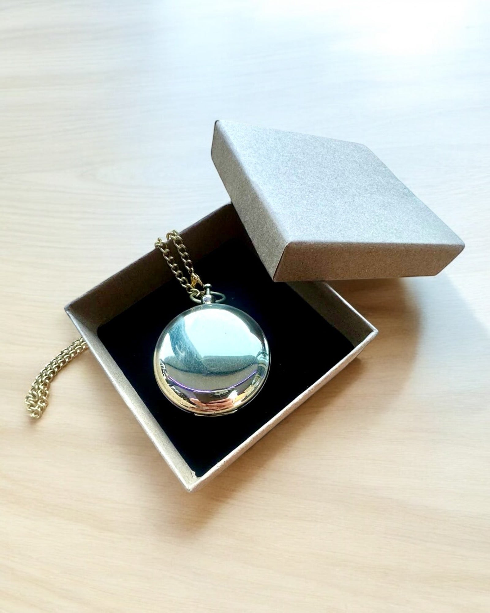 Kompass in goldener Farbe Abenteuer – Eleganter Entdecker Navigator