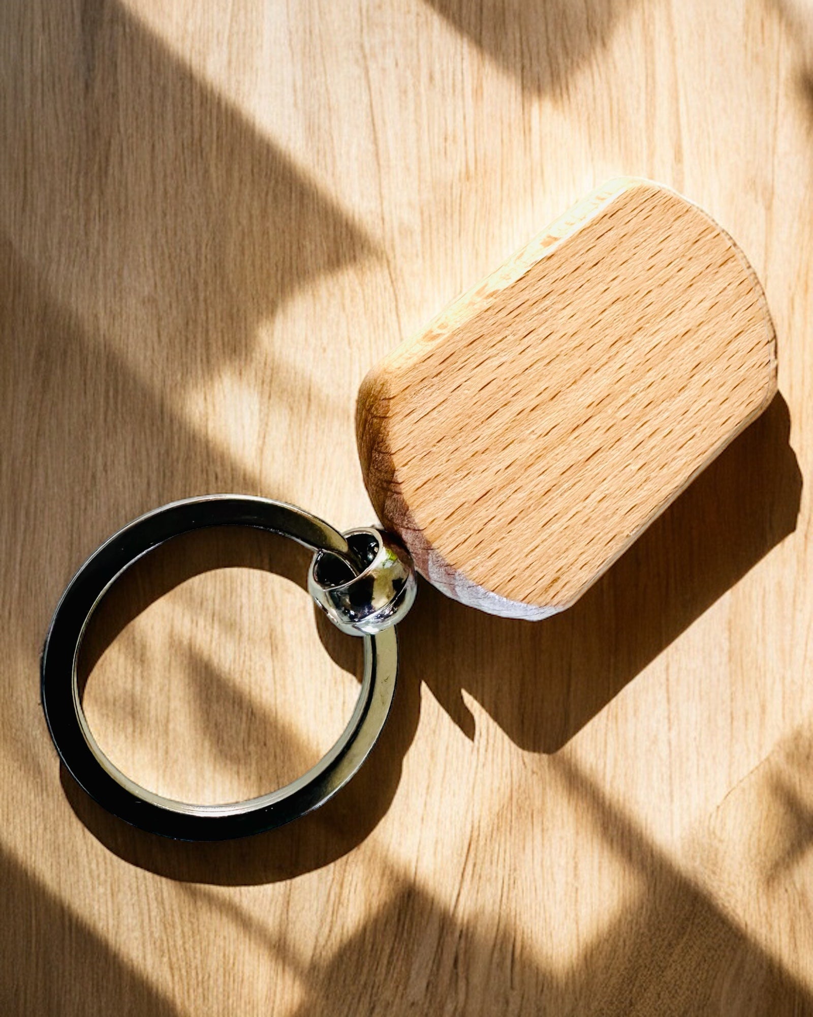 Eleganter Holzschlüsselanhänger mit Gravurpersonalisierung – Ideal als Geschenk