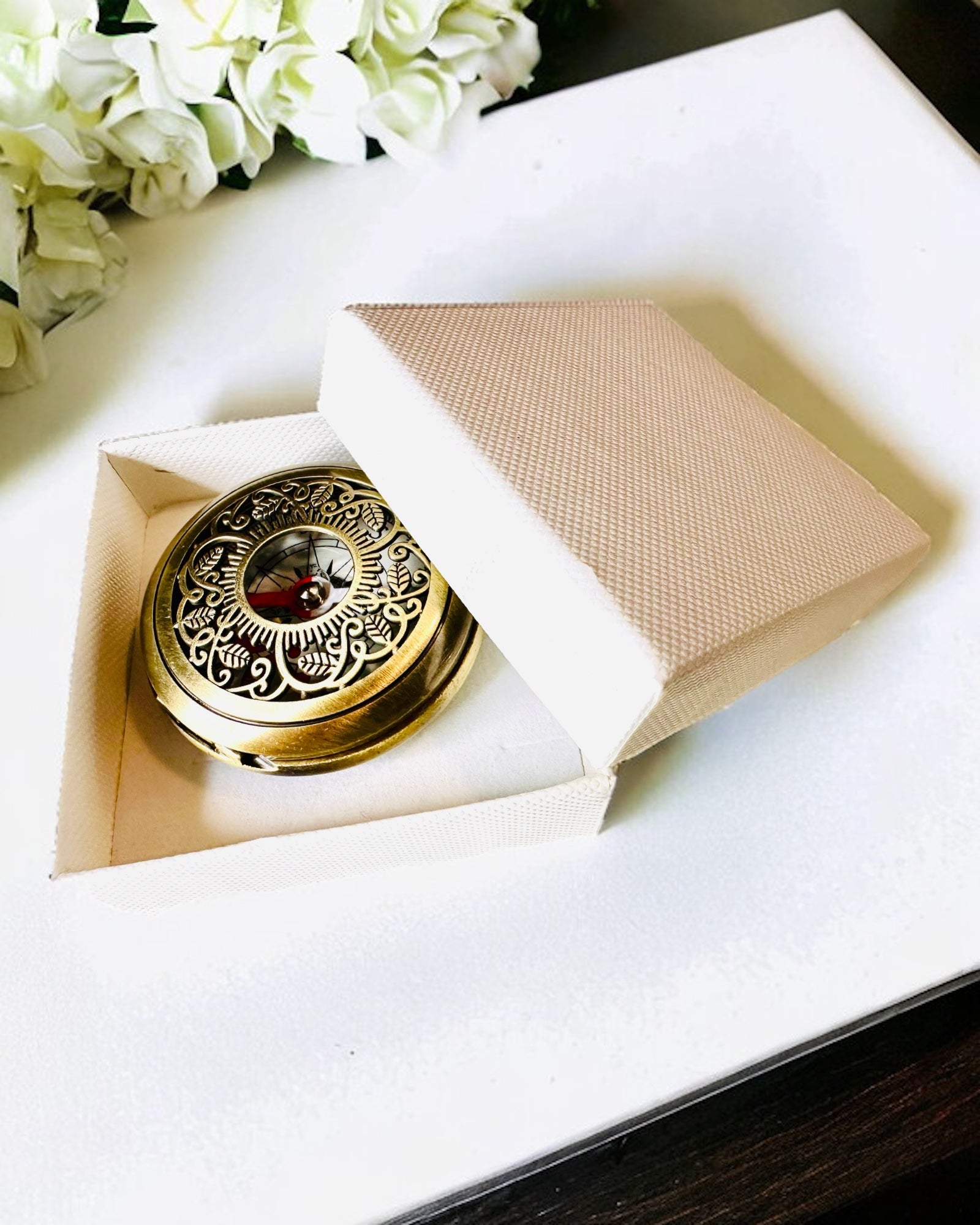 Vintage-Navigationskompass mit filigranem Muster – in Braun-Gold