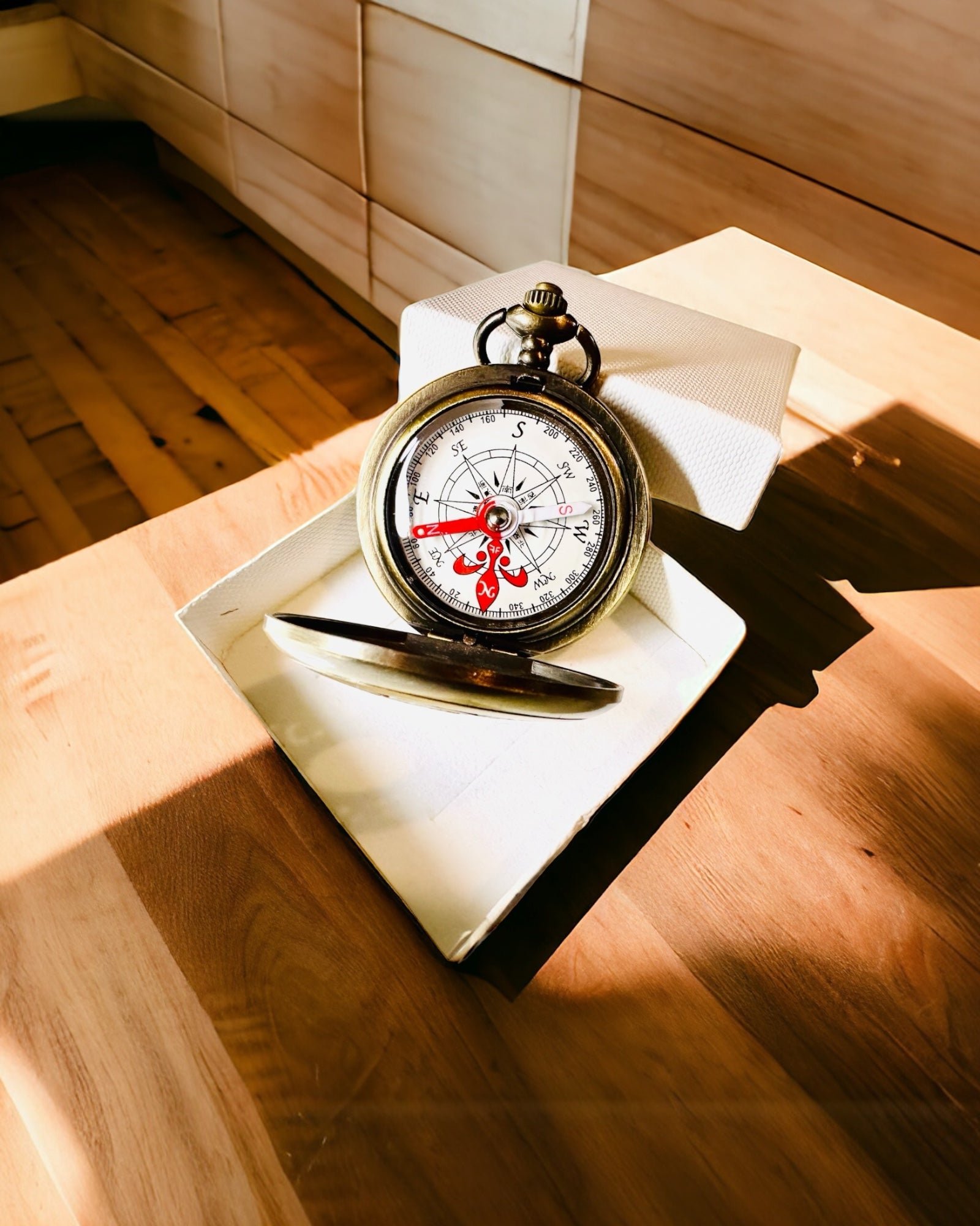 Vintage-Navigationskompass mit filigranem Muster – in Braun-Gold