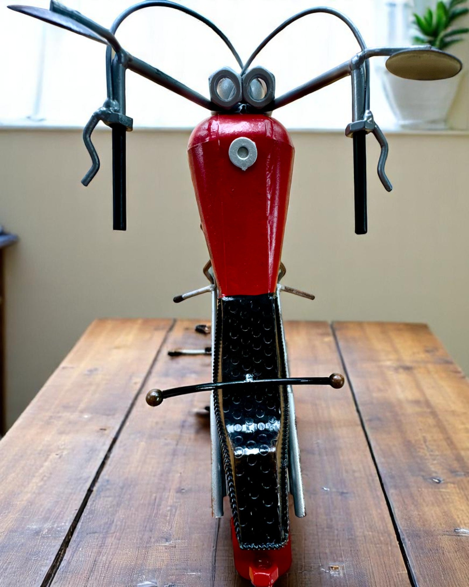 Metall-Weinhalter 40 cm lang, in Form eines Motorrads mit Gravurmöglichkeit als Geschenk