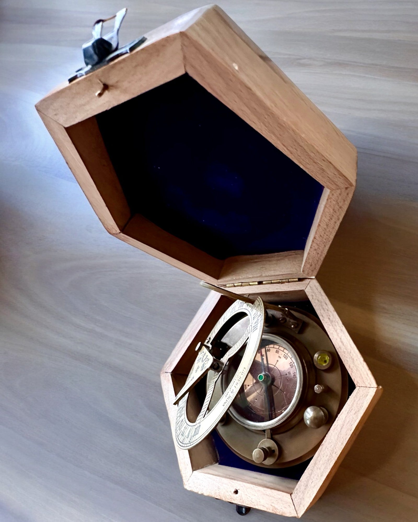 Kapitänekompass „Odkrywca 2“ - Möglichkeit zur Personalisierung mit Gravur als Geschenk, 2 Farbvarianten zur Auswahl