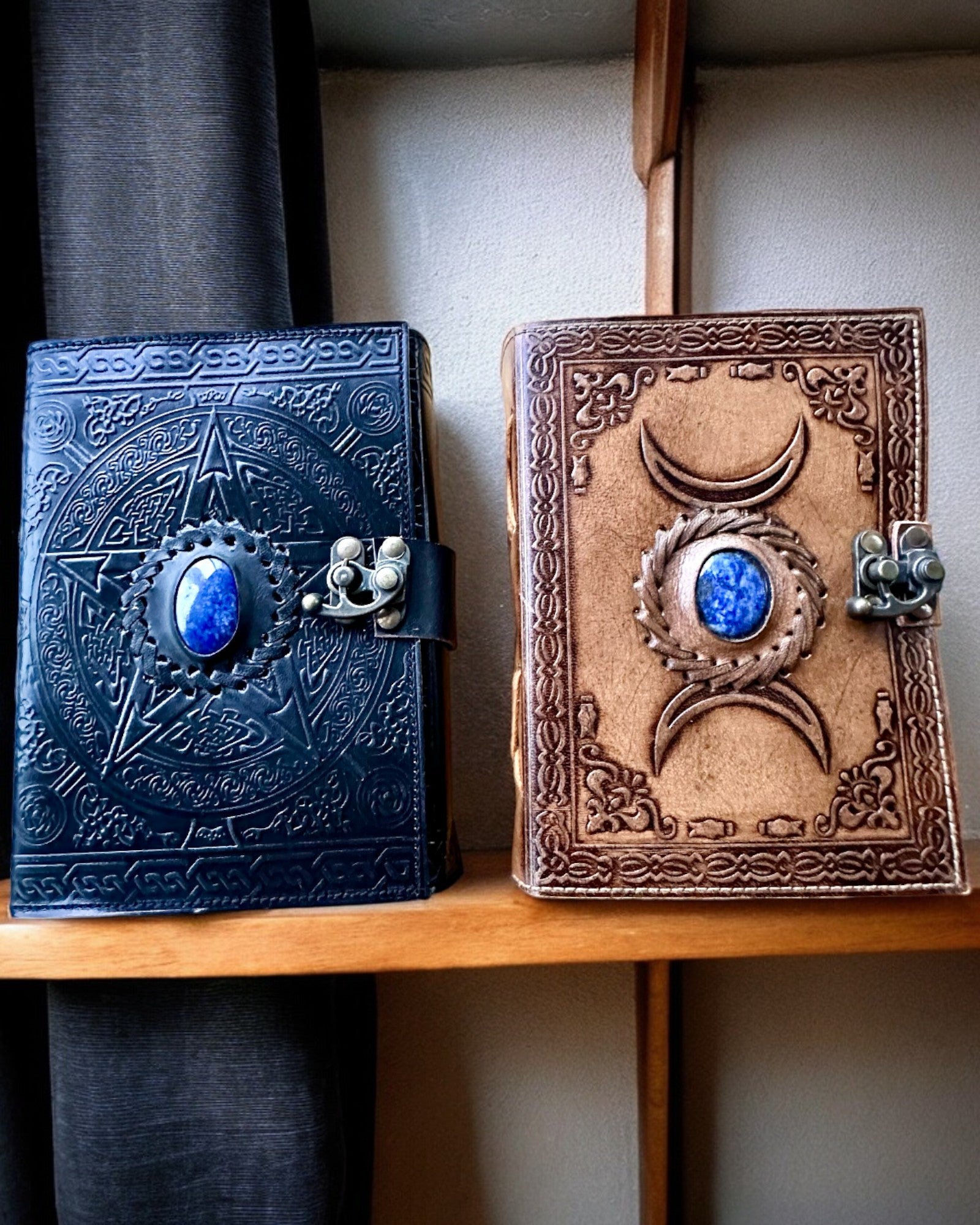 Premium Tagebuch, Antikes Muster, Leder-Notizbuch "Magische Chronik" 200 Seiten, 2 Varianten zur Auswahl, Personalisierung mit Gravur