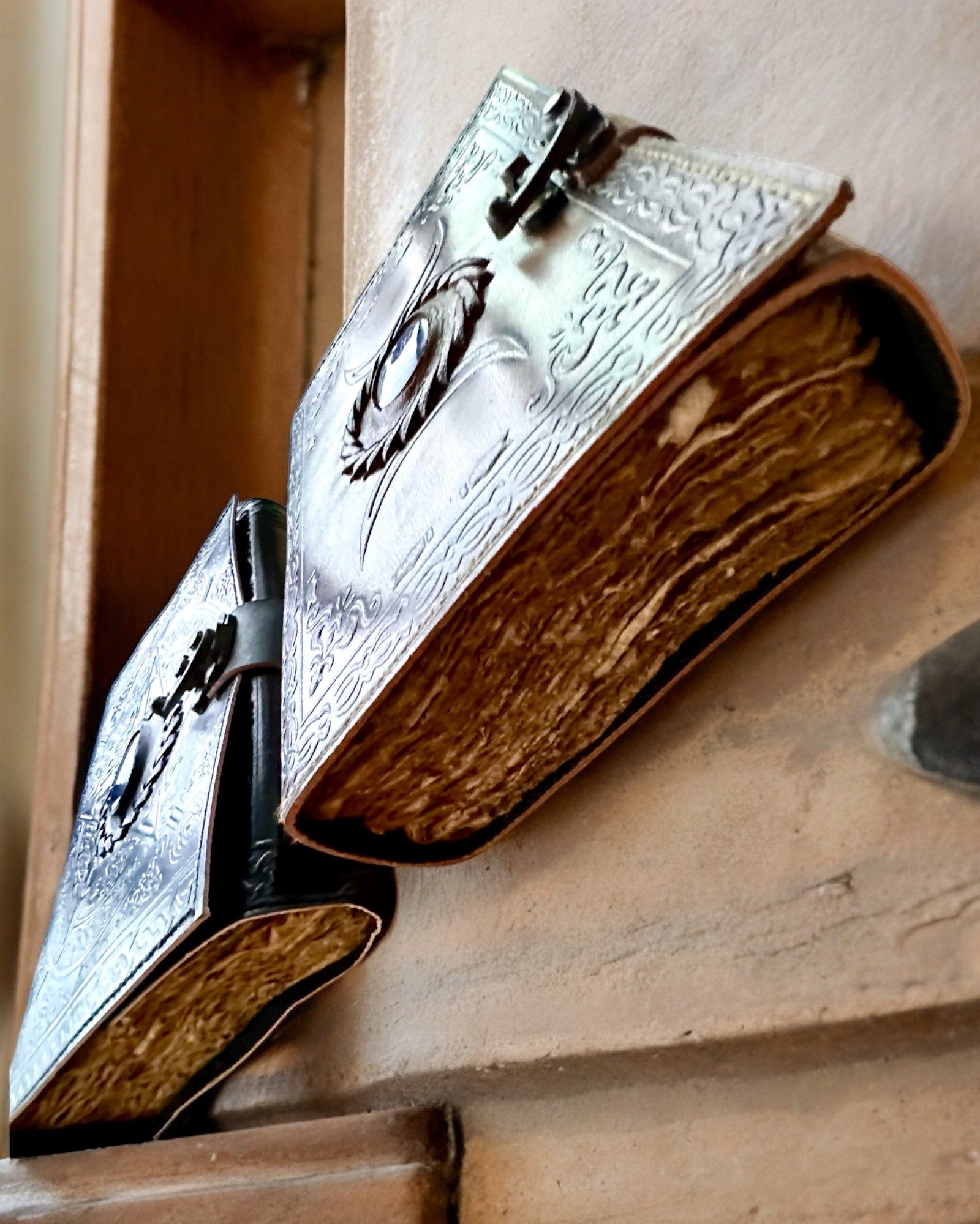 Premium Tagebuch, Antikes Muster, Leder-Notizbuch "Magische Chronik" 200 Seiten, 2 Varianten zur Auswahl, Personalisierung mit Gravur