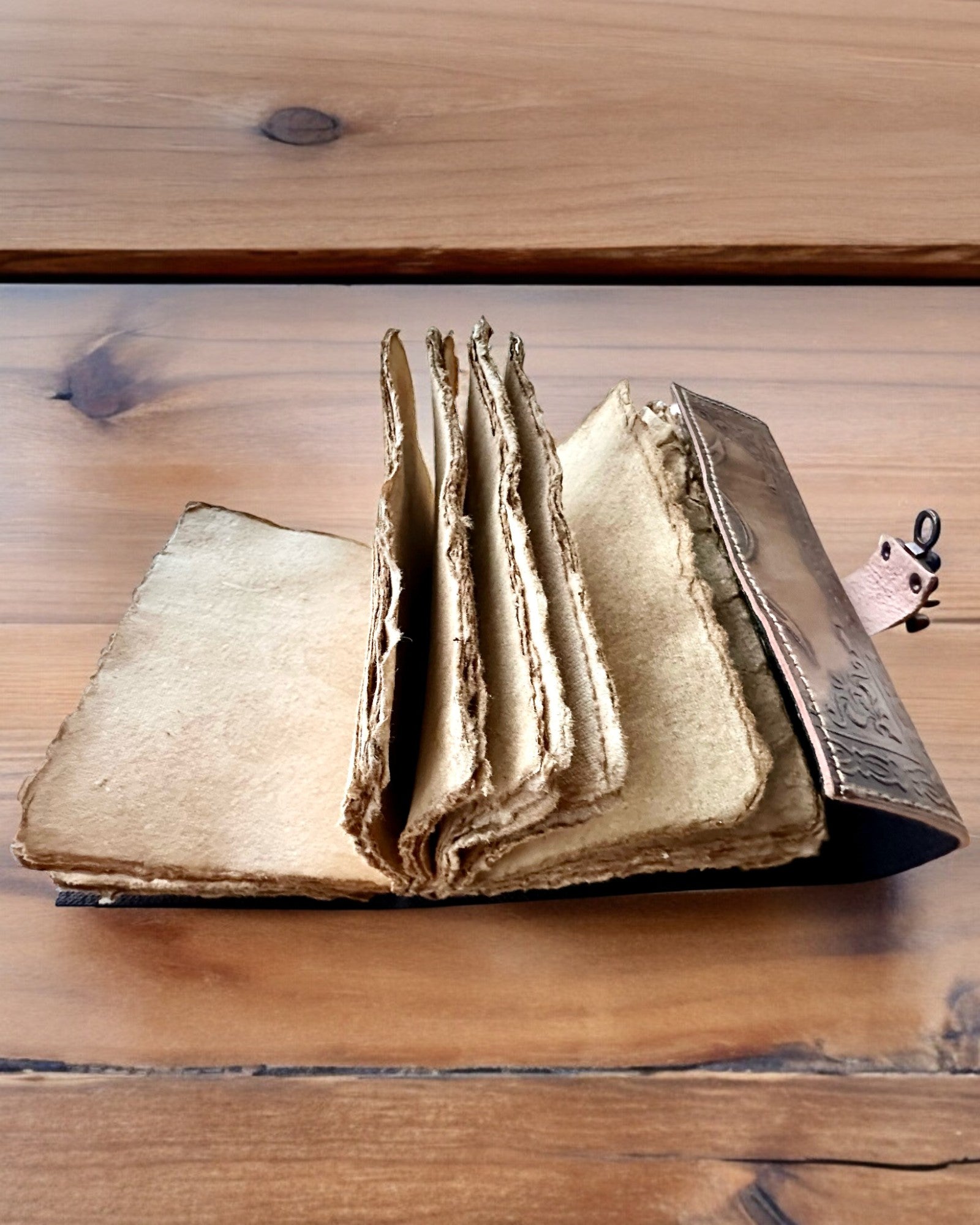 Premium Tagebuch, Antikes Muster, Leder-Notizbuch "Magische Chronik" 200 Seiten, 2 Varianten zur Auswahl, Personalisierung mit Gravur