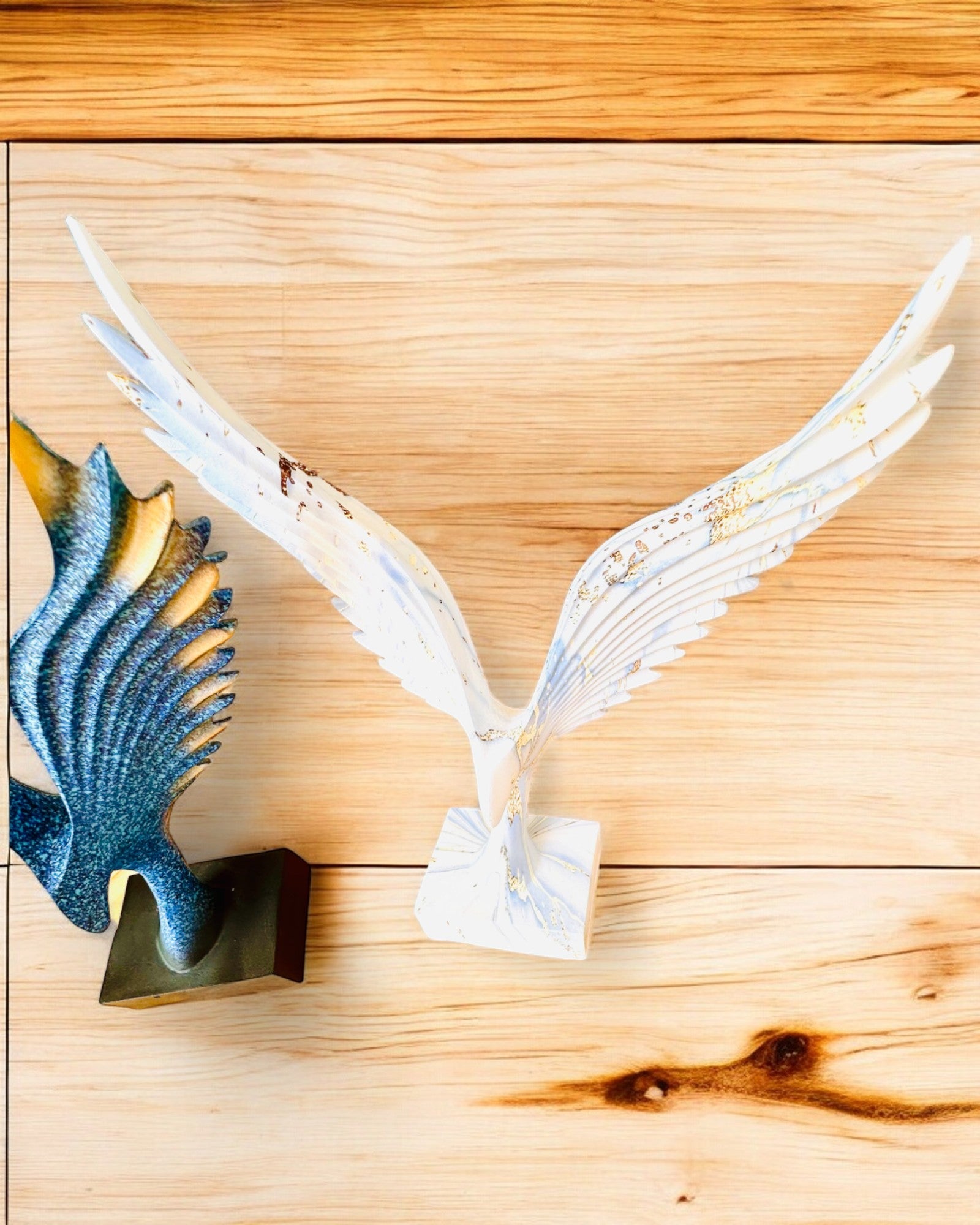 Elegante Engelsflügel-Figur 33 cm hoch – "Geflügelte Wächter", personalisierbar mit Gravur als Geschenk, Personalisierung, 3 Farbvarianten