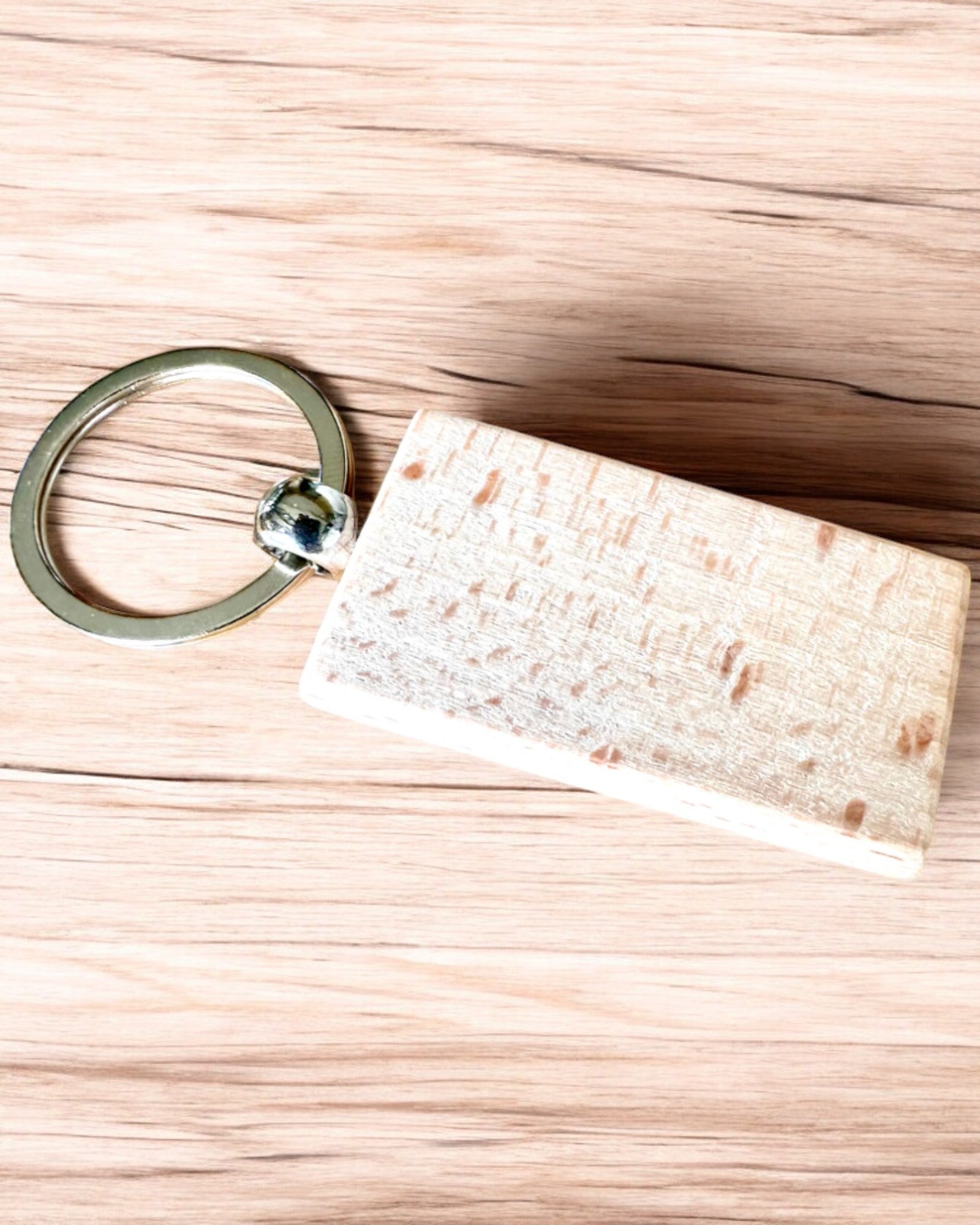 Holzschlüsselanhänger mit Gravurpersonalisierung – Ideal als Geschenk