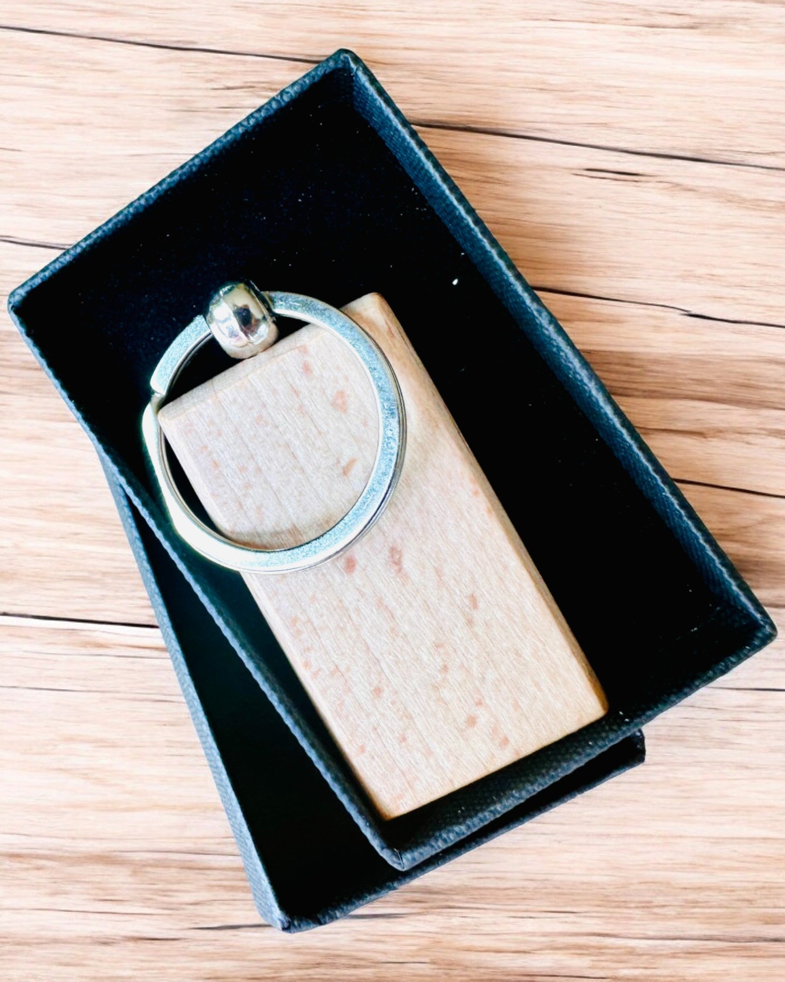 Holzschlüsselanhänger mit Gravurpersonalisierung – Ideal als Geschenk