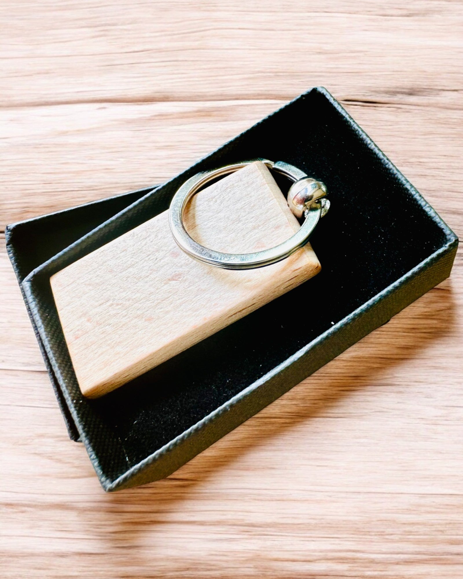 Holzschlüsselanhänger mit Gravurpersonalisierung – Ideal als Geschenk