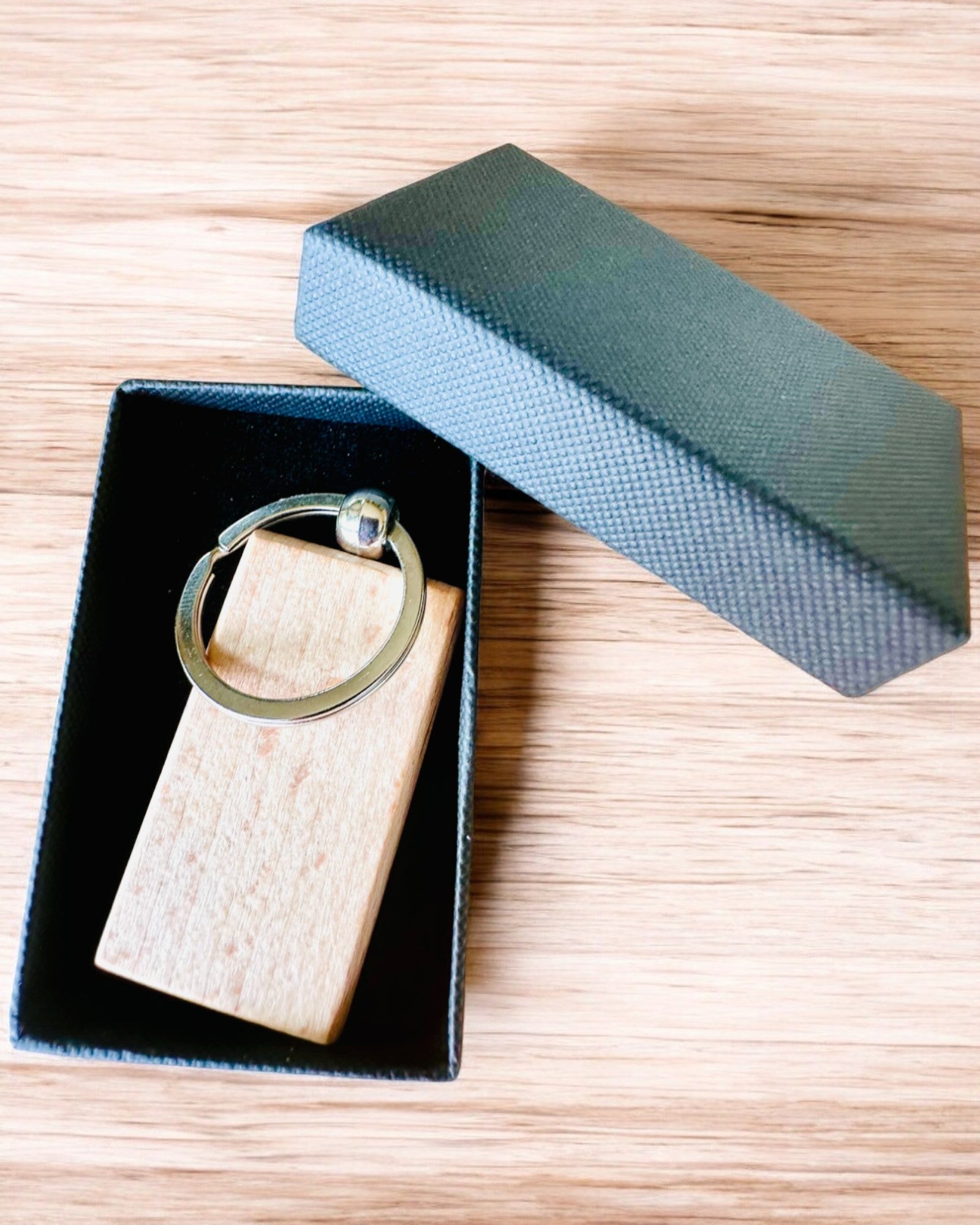 Holzschlüsselanhänger mit Gravurpersonalisierung – Ideal als Geschenk
