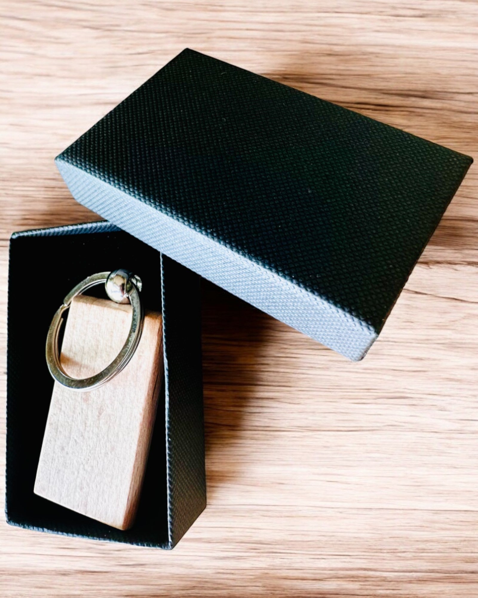 Holzschlüsselanhänger mit Gravurpersonalisierung – Ideal als Geschenk