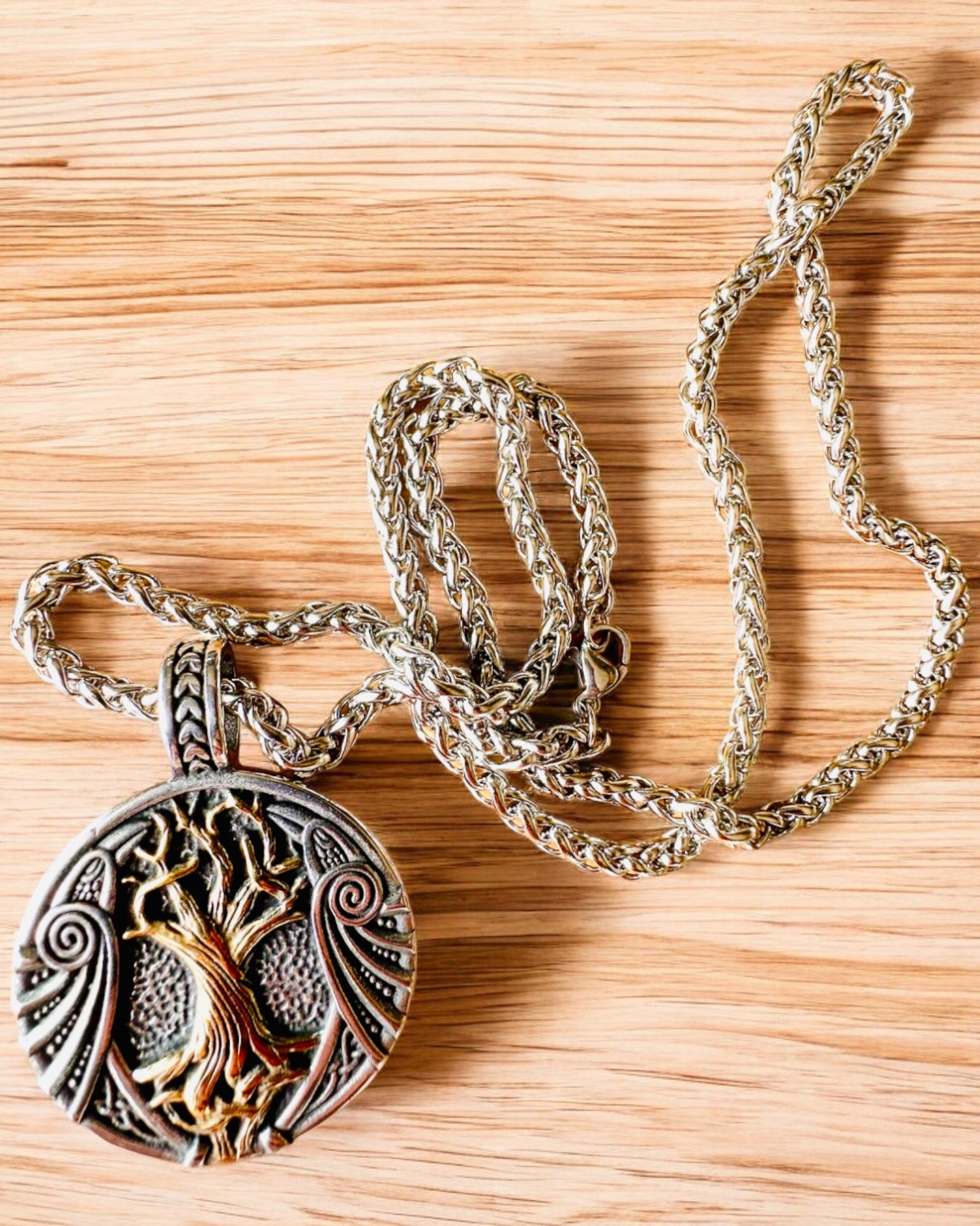 Halskette "Baum des Lebens" aus Edelstahl mit Personalisierung, mit dem Symbol Aegishjalmur (Helm der Ehrfurcht)