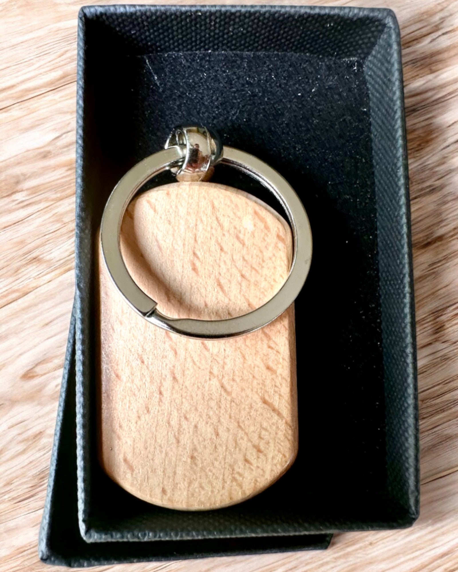 Eleganter Holzschlüsselanhänger mit Gravurpersonalisierung – Ideal als Geschenk