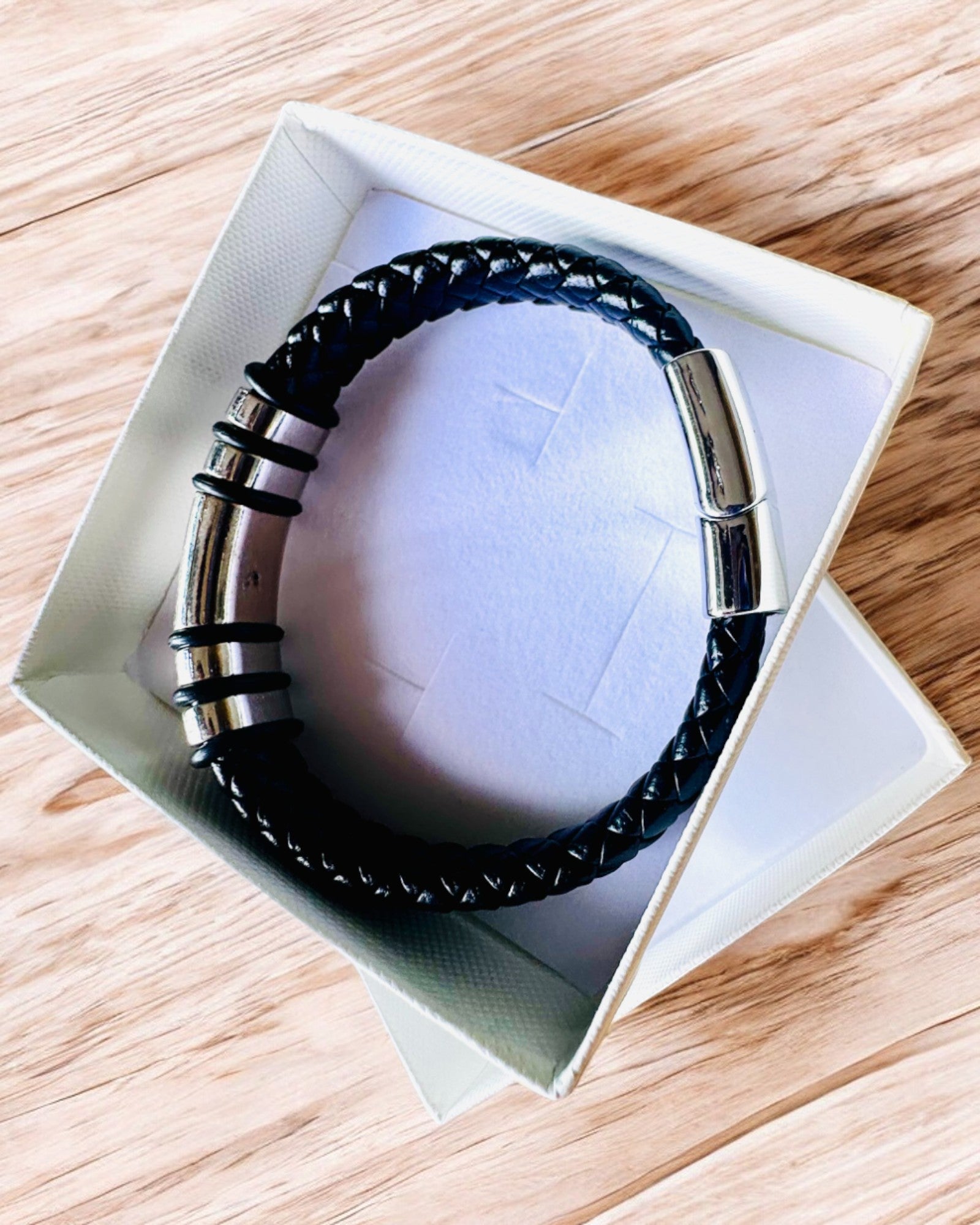 Modisches Hip-Hop-Armband für Männer mit Gravur nach Maß und magnetischem Verschluss – Wählen Sie einen Stil mit silbernen oder goldenen Akzenten, 22 cm PU-Leder