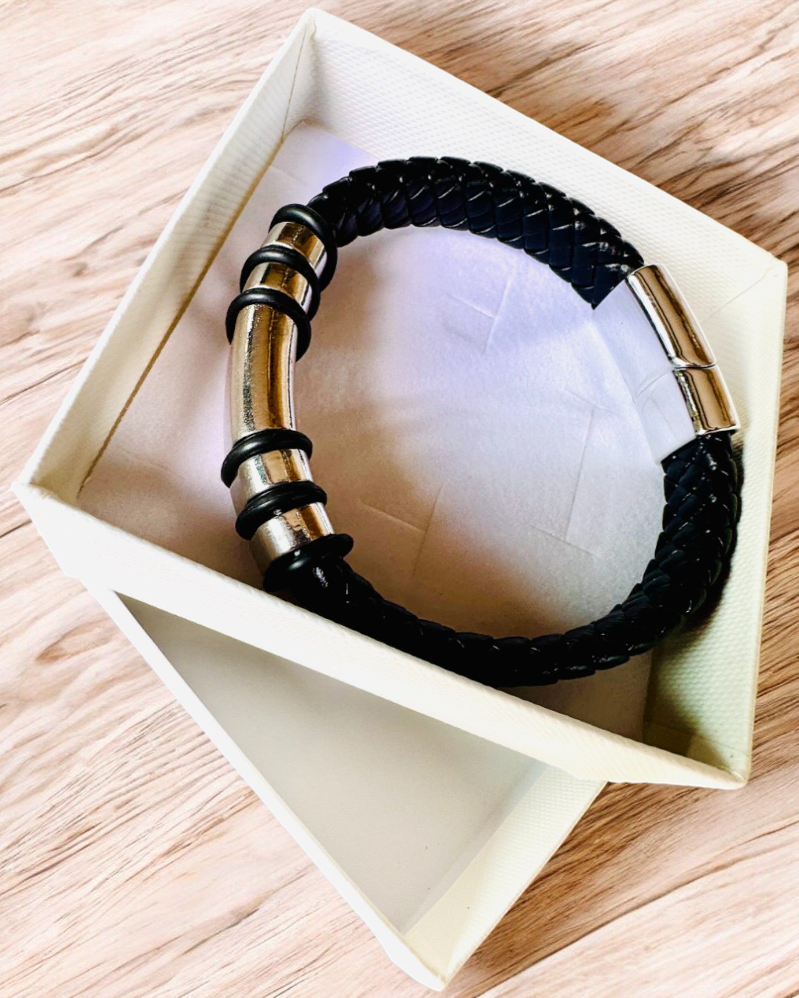 Modisches Hip-Hop-Armband für Männer mit Gravur nach Maß und magnetischem Verschluss – Wählen Sie einen Stil mit silbernen oder goldenen Akzenten, 22 cm PU-Leder