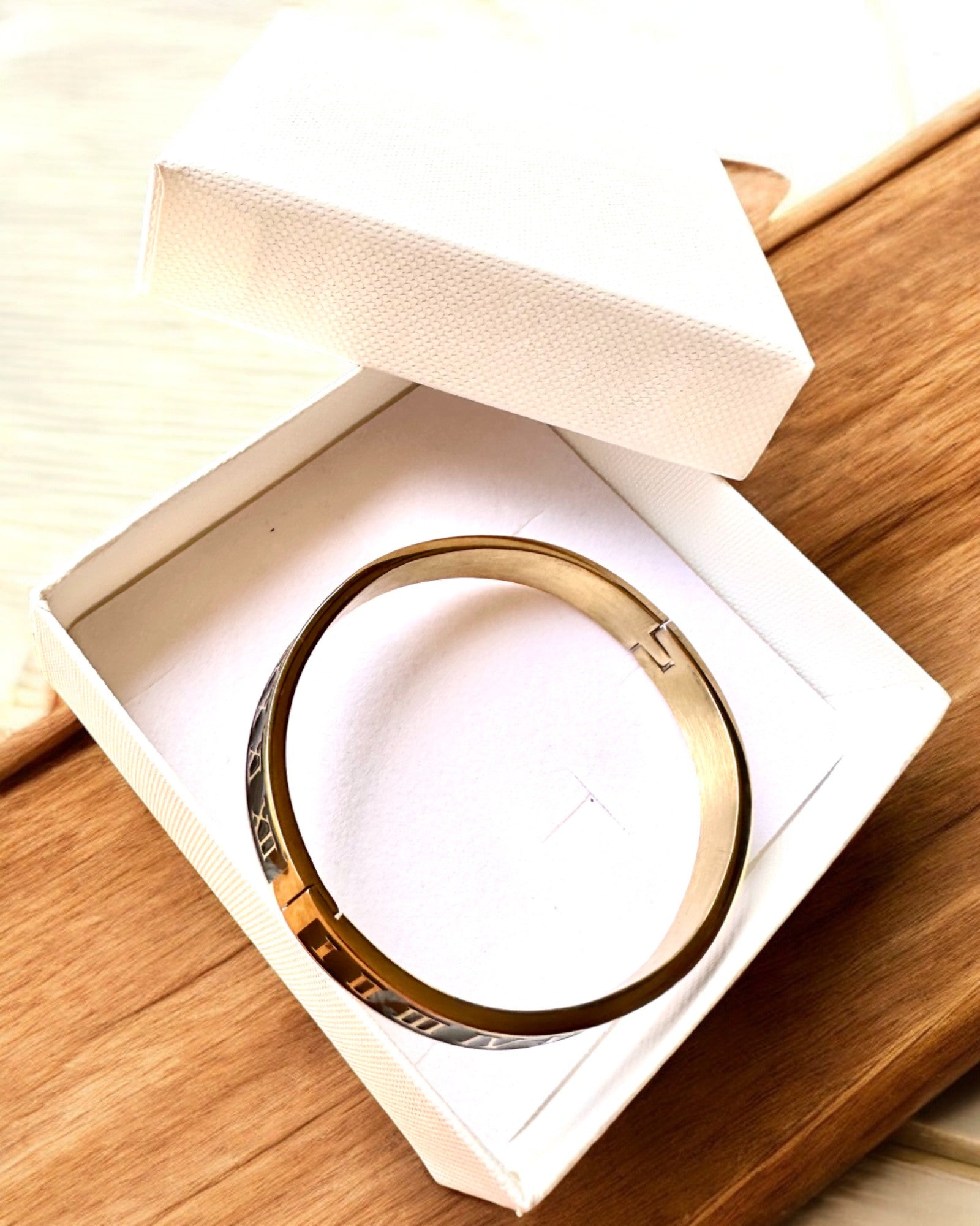 Armband "Zeit der Eleganz" - Farbe Gold Edelstahl mit römischen Ziffern, Personalisierung mit Gravur möglich