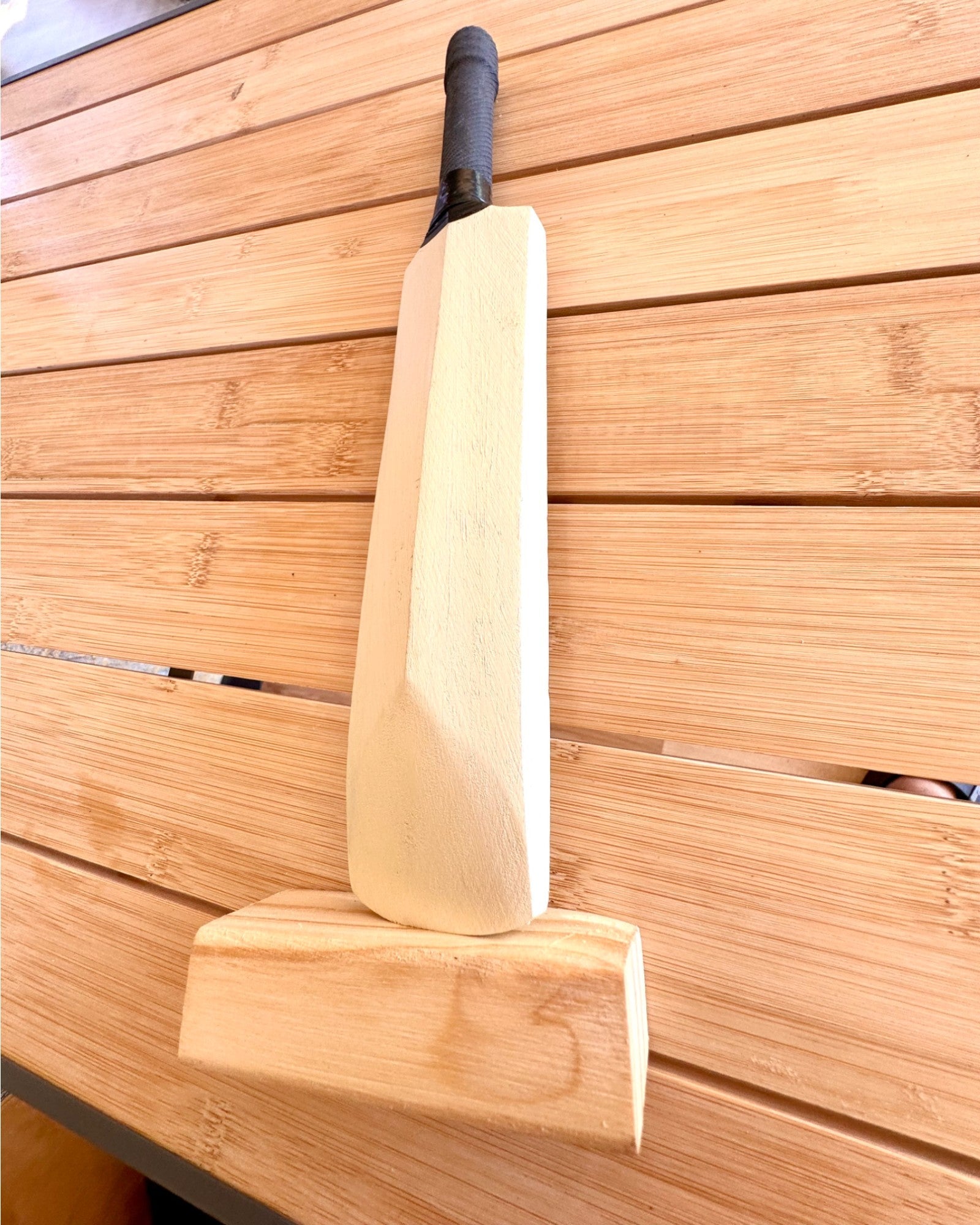 Holz-Cricket-Schläger mit Ständer - Dekoration, ideal als Geschenk mit Gravuroption