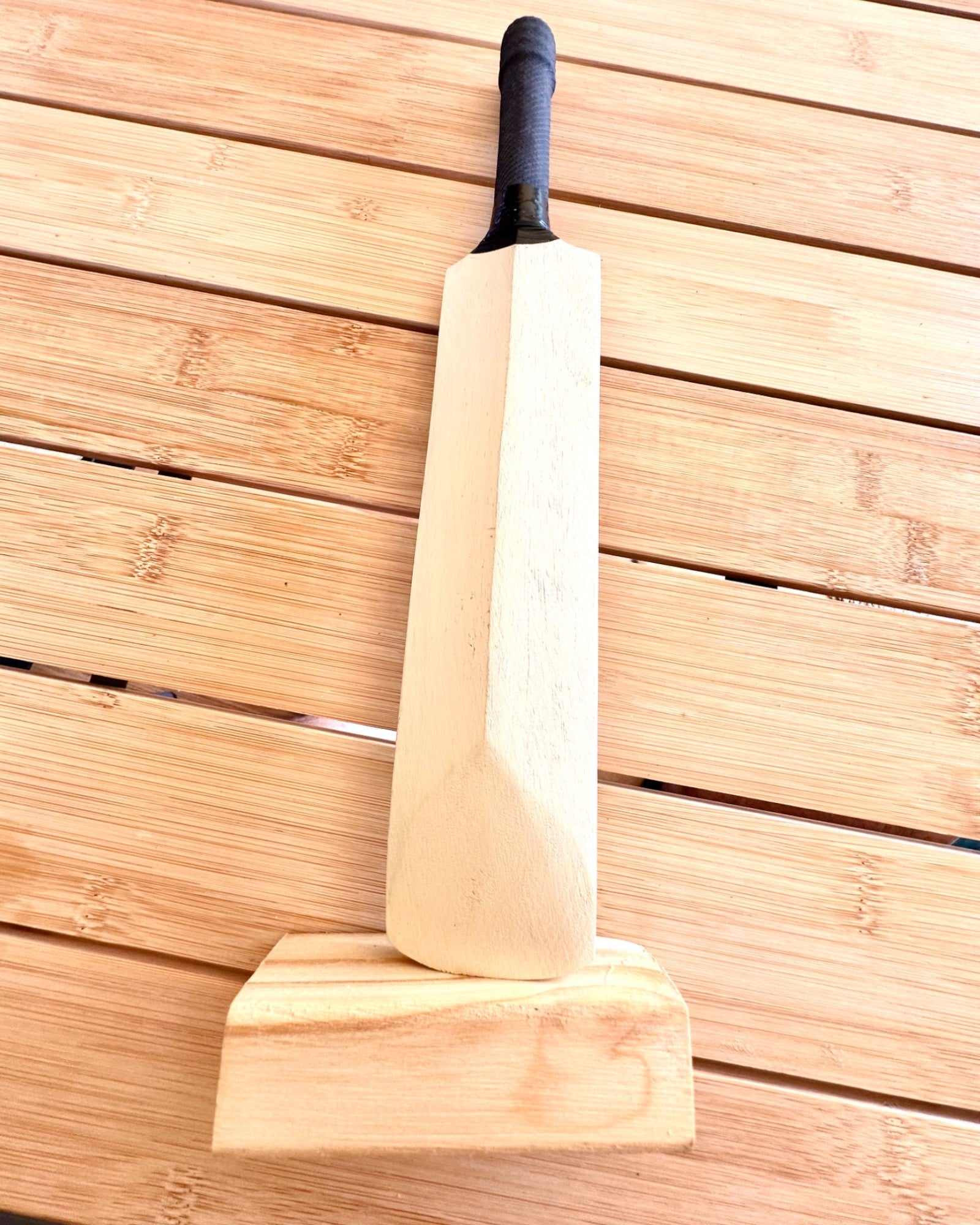 Holz-Cricket-Schläger mit Ständer - Dekoration, ideal als Geschenk mit Gravuroption
