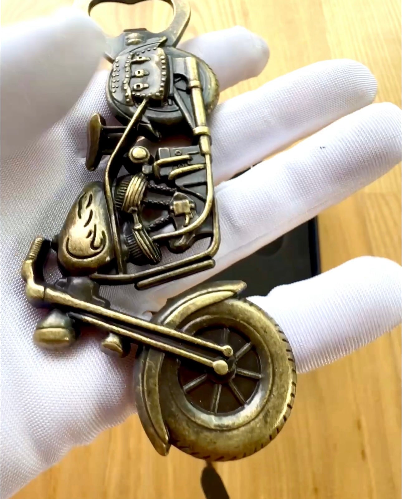 Flaschenöffner in Form eines Motorrads - Personalisierung mit Gravur als Geschenk