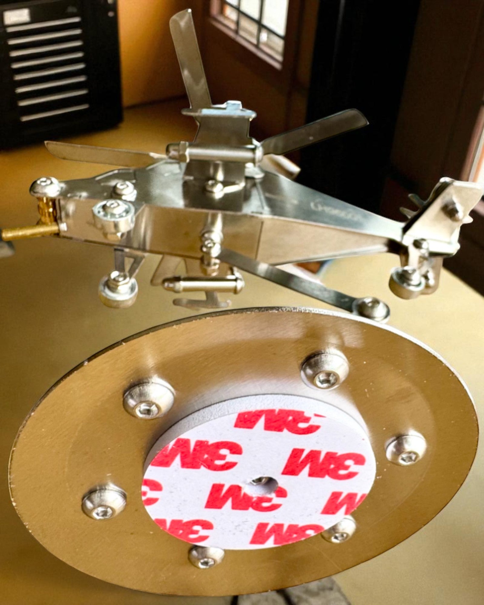 Metallmodell Hubschrauber „SkyRider“ – Verstellbarer Tischständer mit personalisierter Gravur als Geschenk