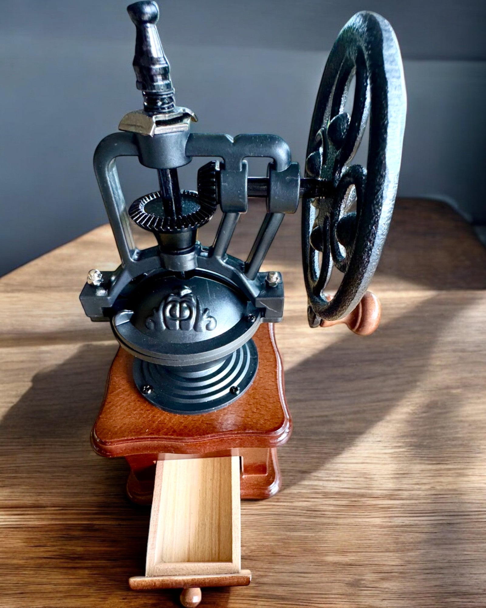 Retro Kaffeemühle „Vintage Café“ 27 cm Höhe, mit der Möglichkeit der Personalisierung durch Gravur als Geschenk