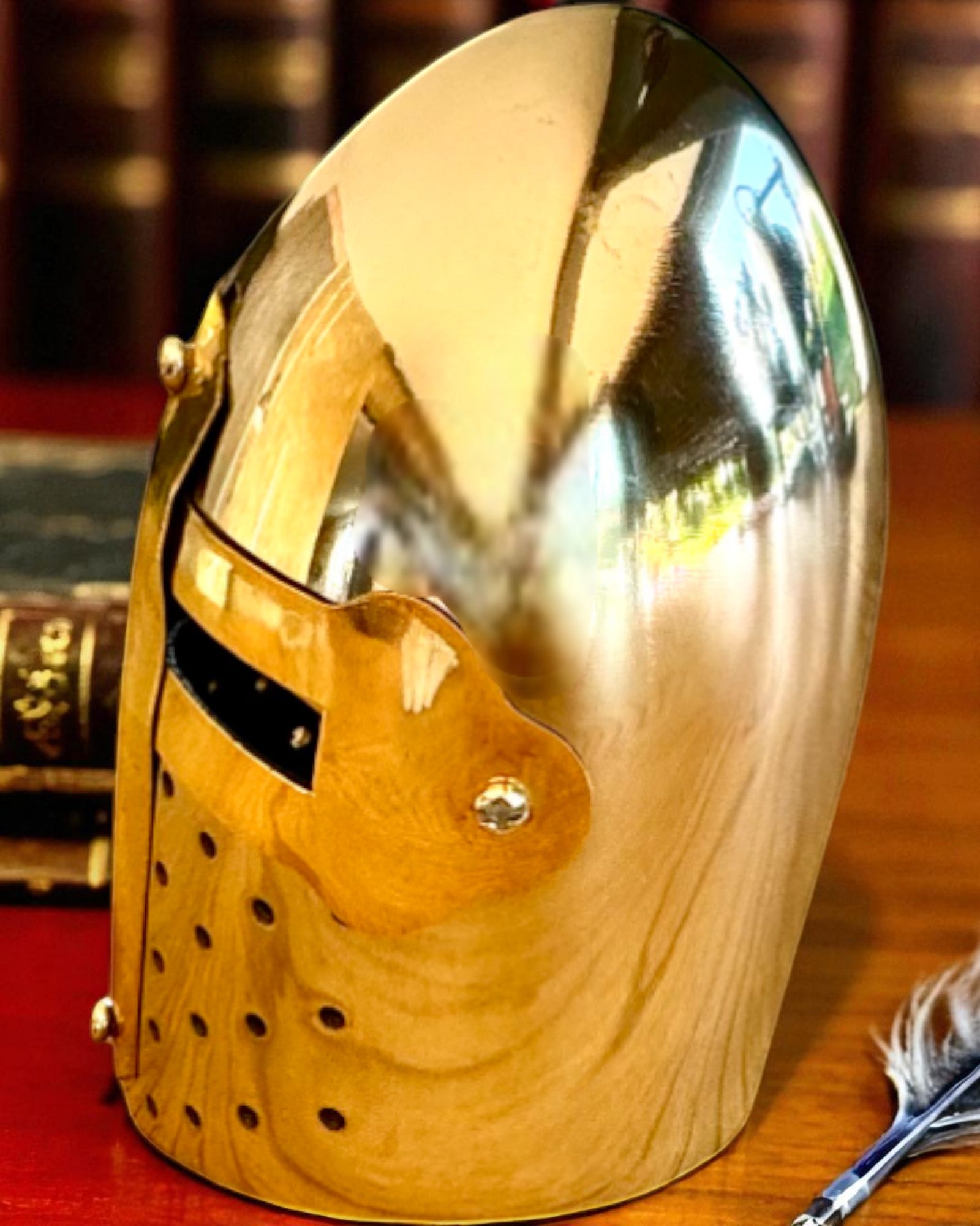 Mini-Ritterhelm „Guardian” aus Messing – handgefertigt, 12 cm, personalisierbar mit Gravur als Geschenk