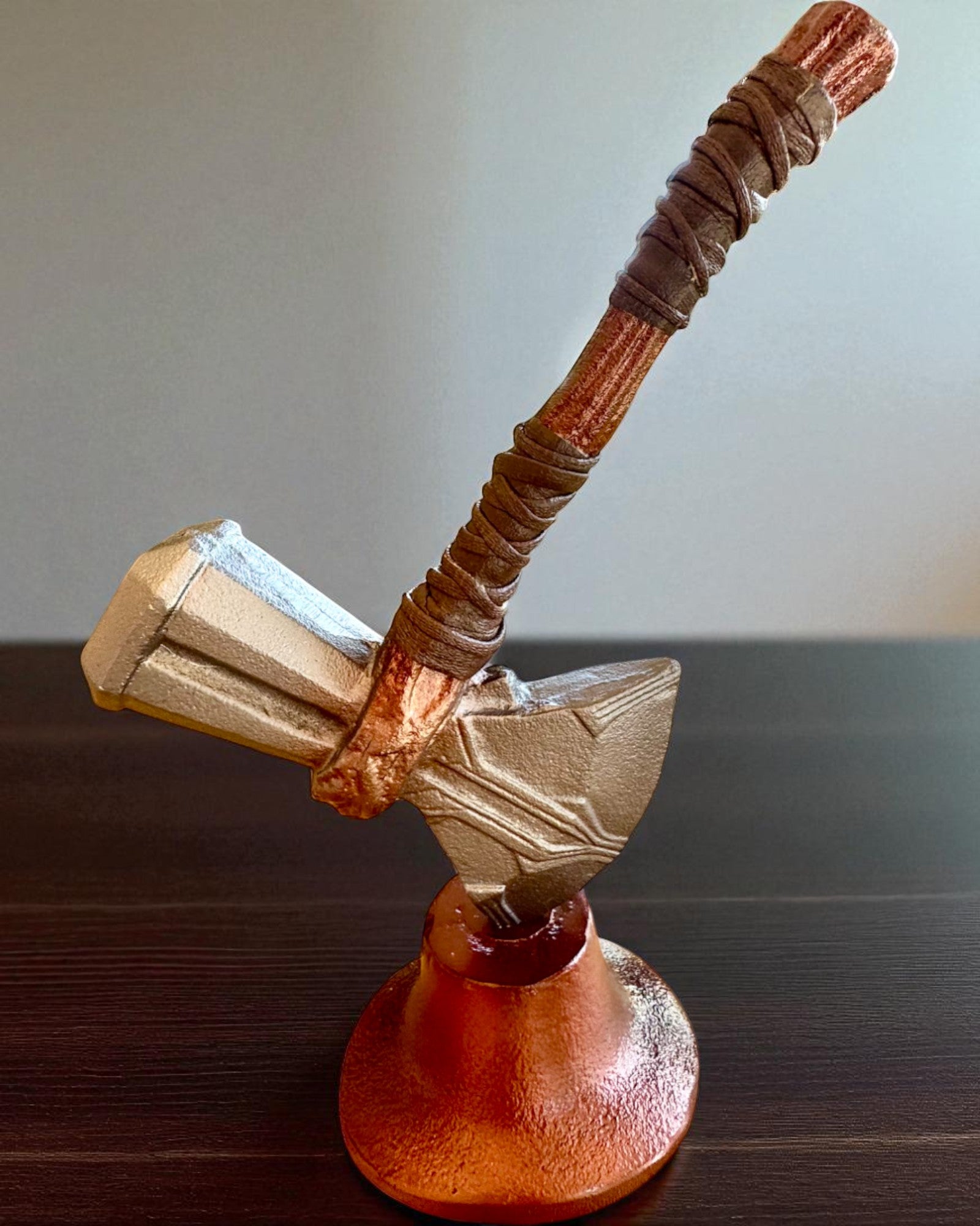 Storm Relic – dekorativer Hammer mit Sockel, 26 cm, handgefertigt, Möglichkeit zur Personalisierung mit Gravur als Geschenk