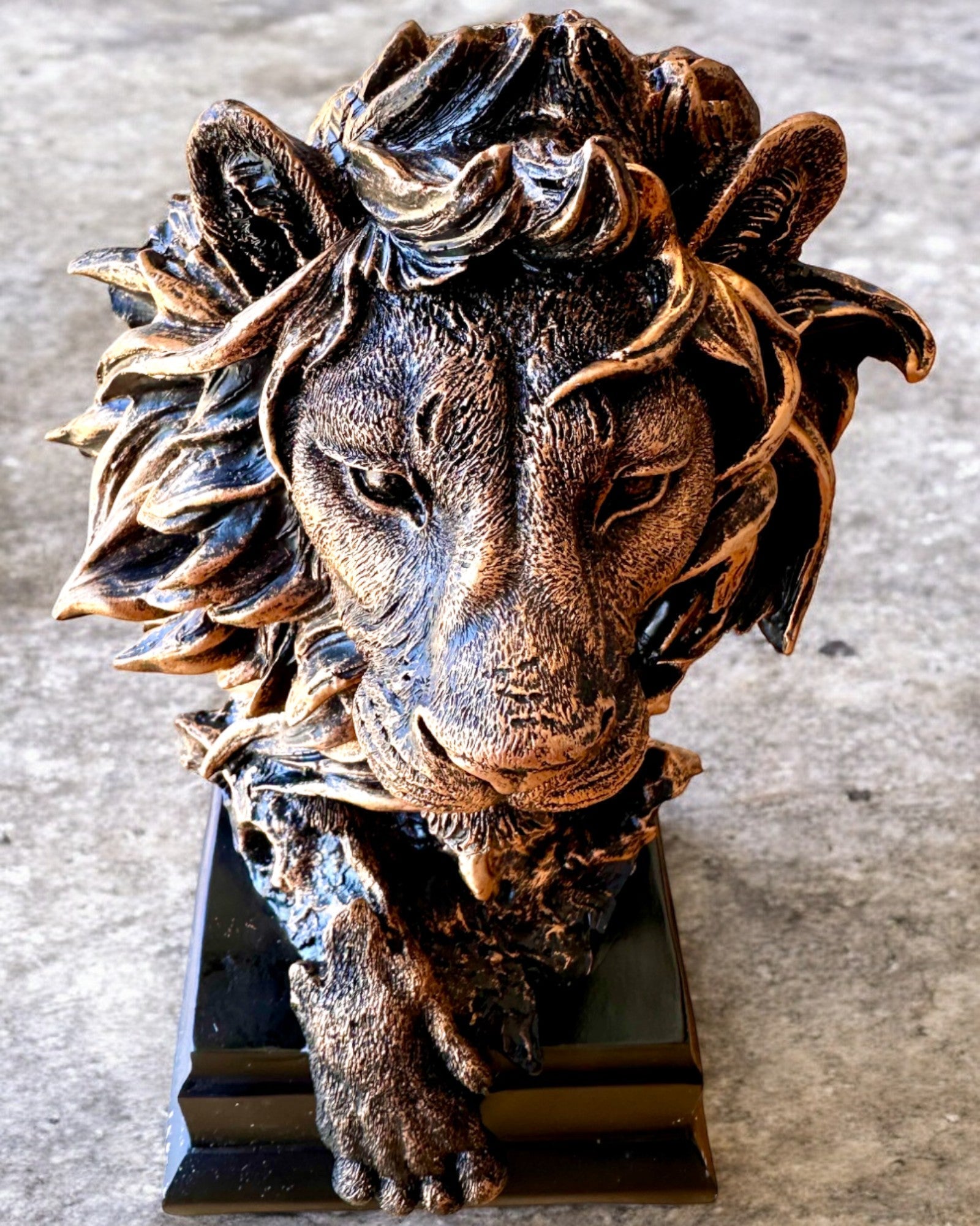 Königlicher Löwe - Majestätische Dekorationsfigur mit Gravurmöglichkeit, 2 Farbvarianten zur Auswahl, als Geschenk