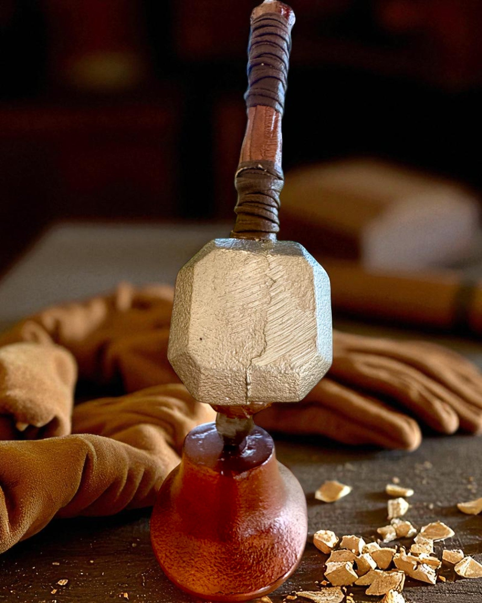 Storm Relic – dekorativer Hammer mit Sockel, 26 cm, handgefertigt, Möglichkeit zur Personalisierung mit Gravur als Geschenk