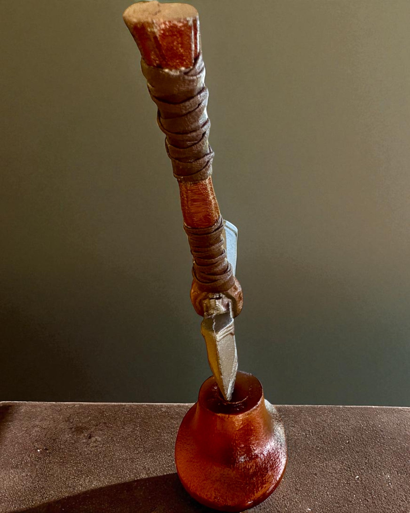 Storm Relic – dekorativer Hammer mit Sockel, 26 cm, handgefertigt, Möglichkeit zur Personalisierung mit Gravur als Geschenk