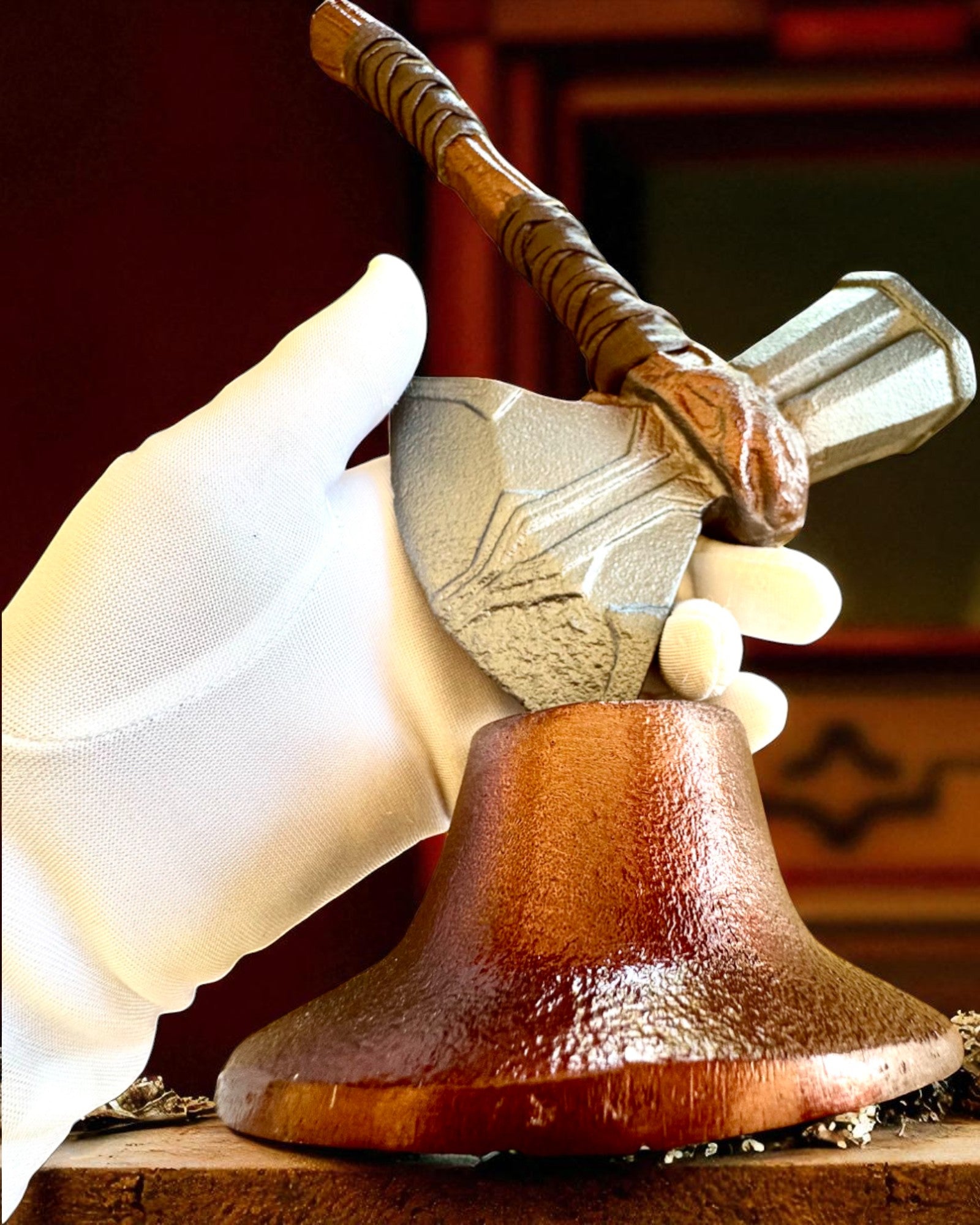 Storm Relic – dekorativer Hammer mit Sockel, 26 cm, handgefertigt, Möglichkeit zur Personalisierung mit Gravur als Geschenk