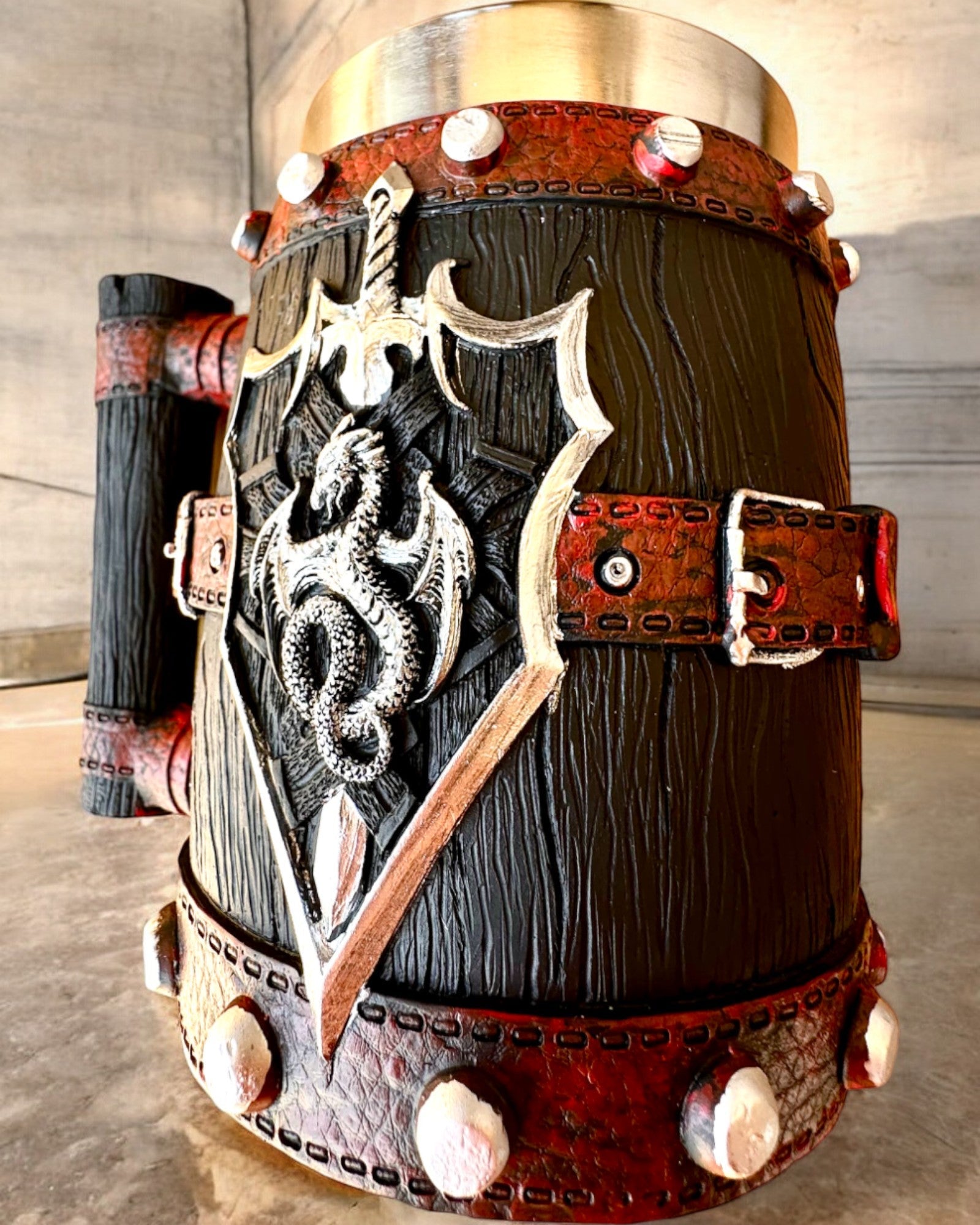 Dunkler Krug des Drachenkriegers mit Gravurmöglichkeit als Geschenk, Fassungsvermögen 600 ml