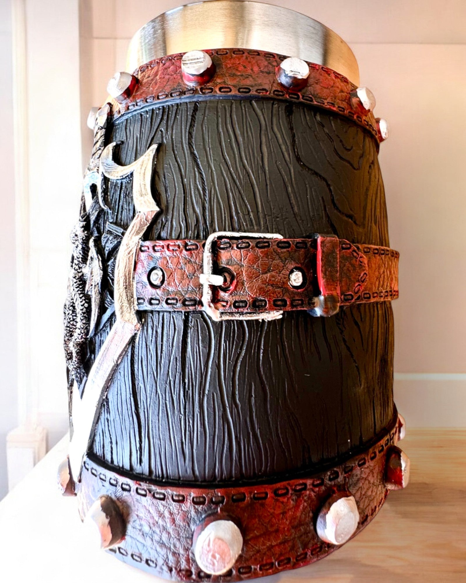 Dunkler Krug des Drachenkriegers mit Gravurmöglichkeit als Geschenk, Fassungsvermögen 600 ml