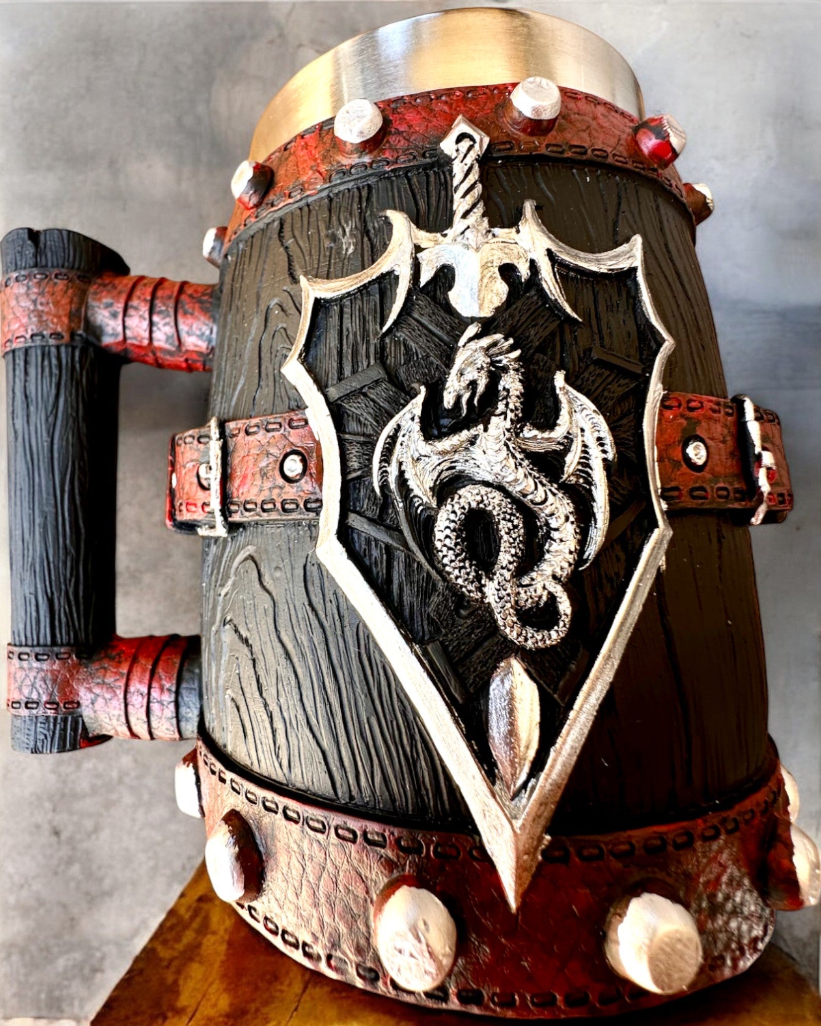 Dunkler Krug des Drachenkriegers mit Gravurmöglichkeit als Geschenk, Fassungsvermögen 600 ml