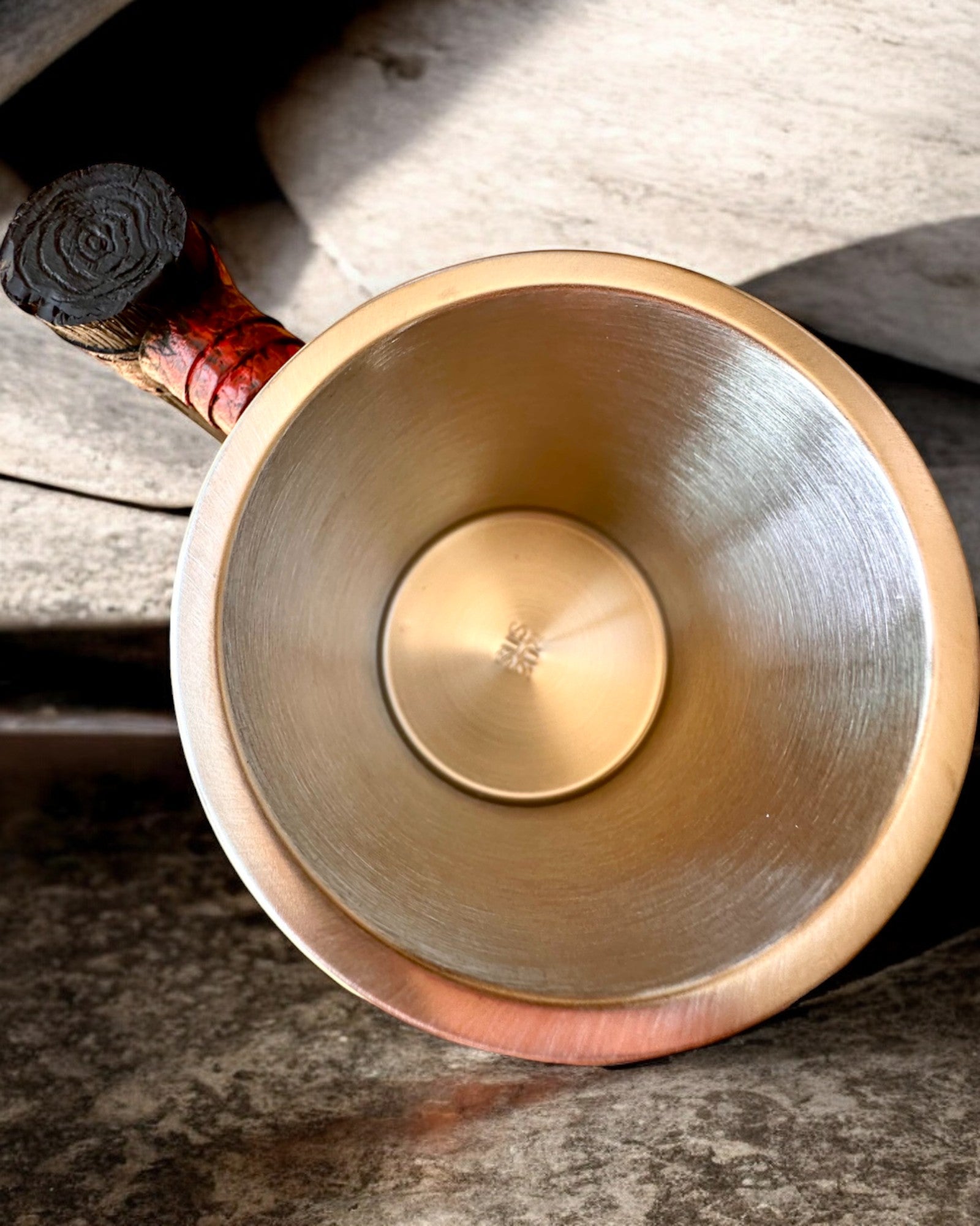 Dunkler Krug des Drachenkriegers mit Gravurmöglichkeit als Geschenk, Fassungsvermögen 600 ml