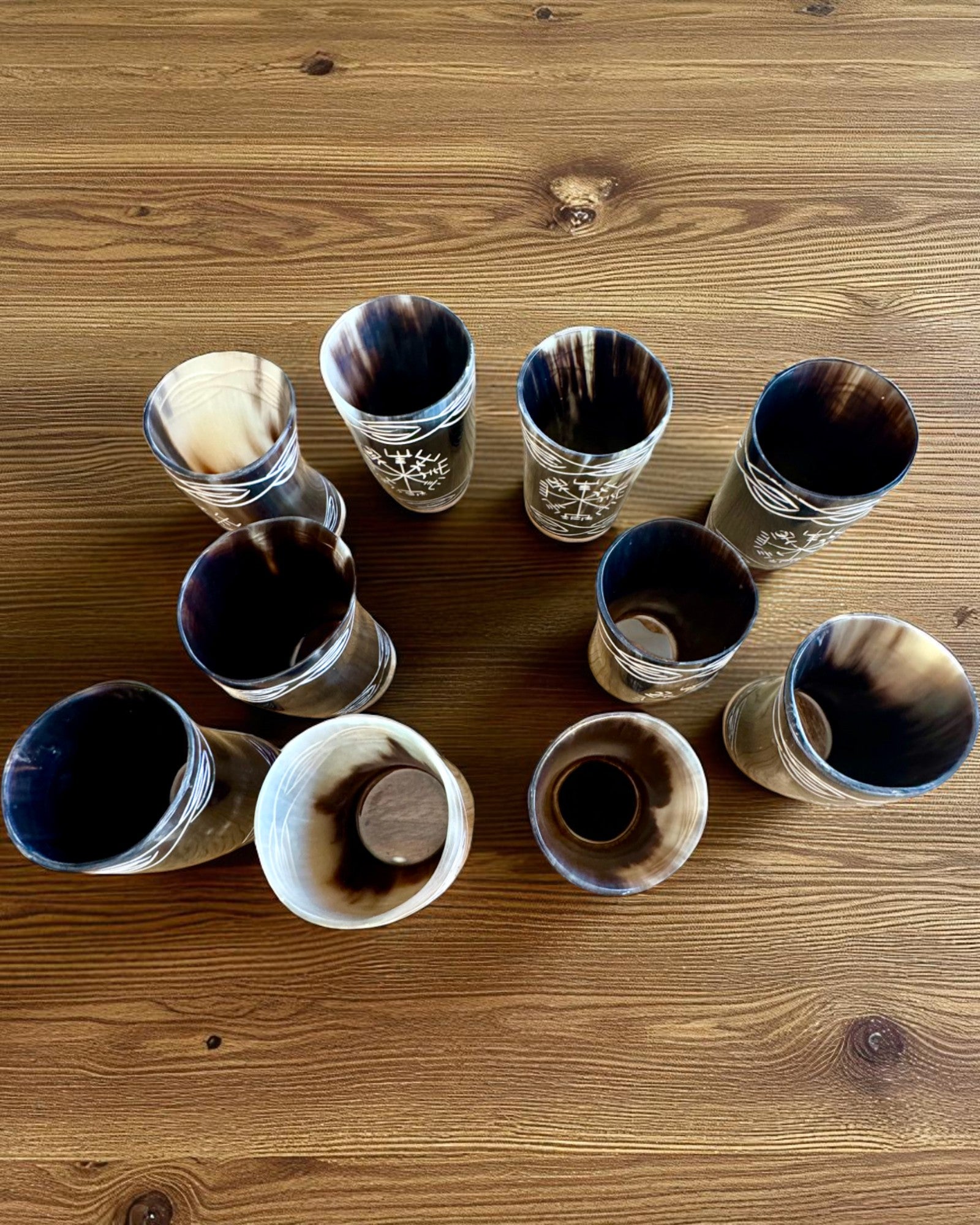 Valknut Handgefertigte kleine Tasse aus Büffelhorn mit nordischen Symbolen, Möglichkeit zur Personalisierung als Geschenk mit Gravur