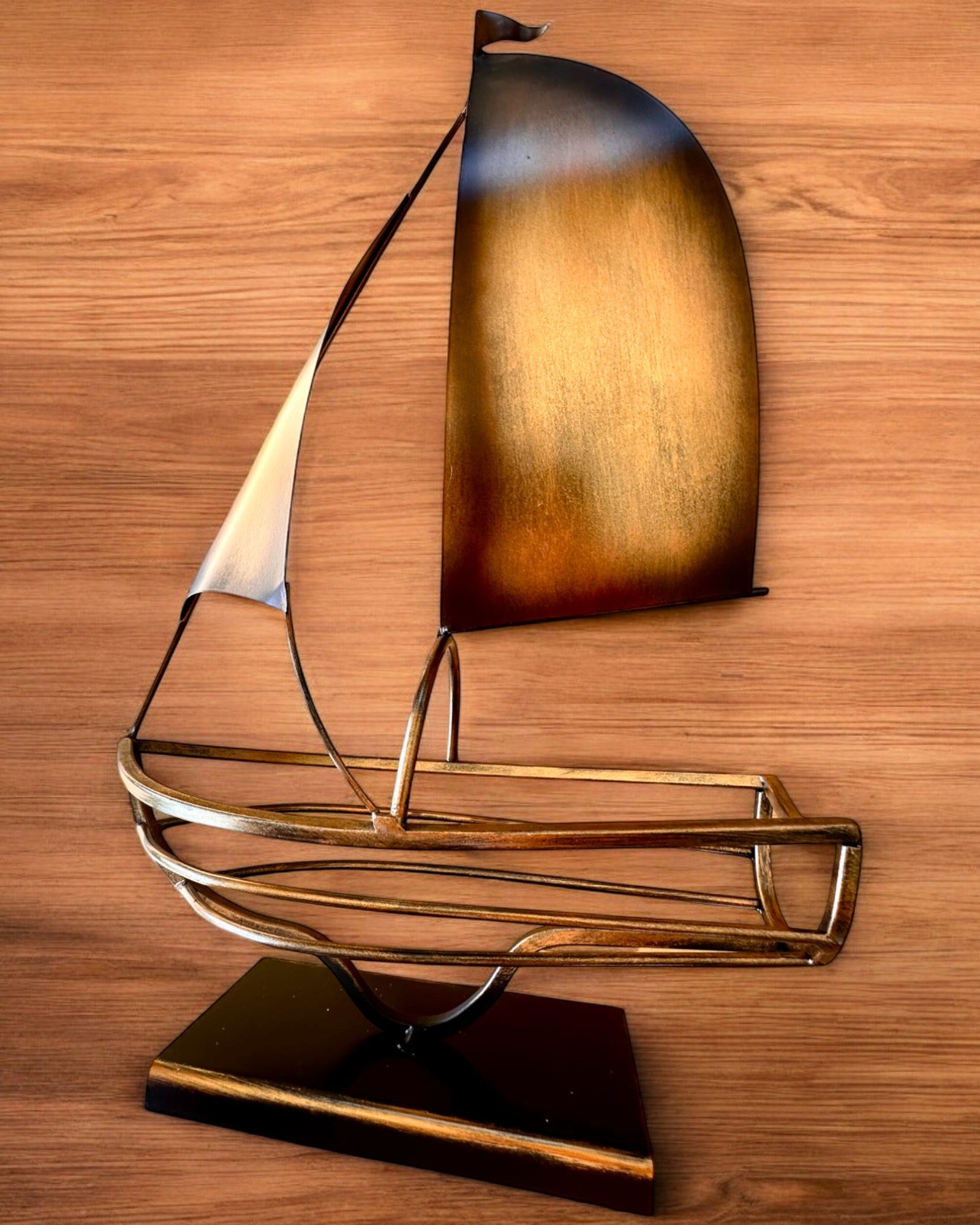 Metall-Weinregal 45 cm hoch, "Seglerfantasie" - in Form eines Segelschiffs mit Gravurmöglichkeit als Geschenk