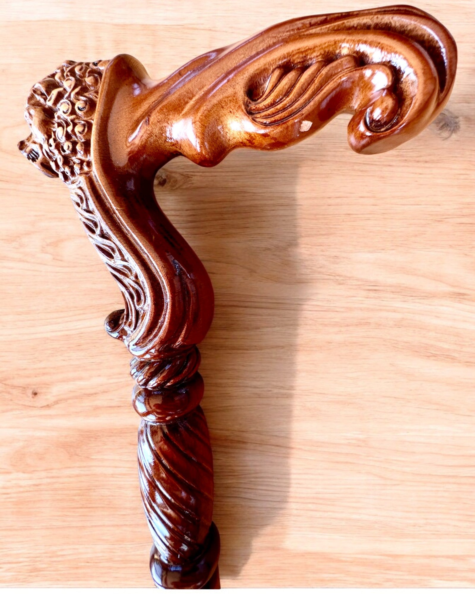 Spazierstock 'König des Dschungels', aus Holz, mit Möglichkeit zur Personalisierung durch Gravur