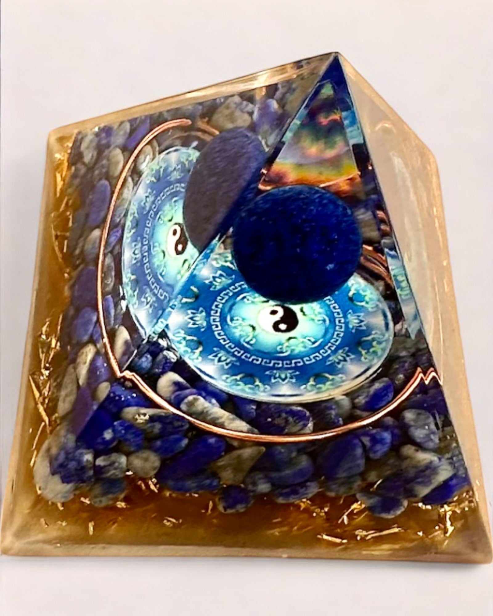 Orgonit-Energiepyramide "Zenith" mit Lapislazuli, ideal als Geschenk