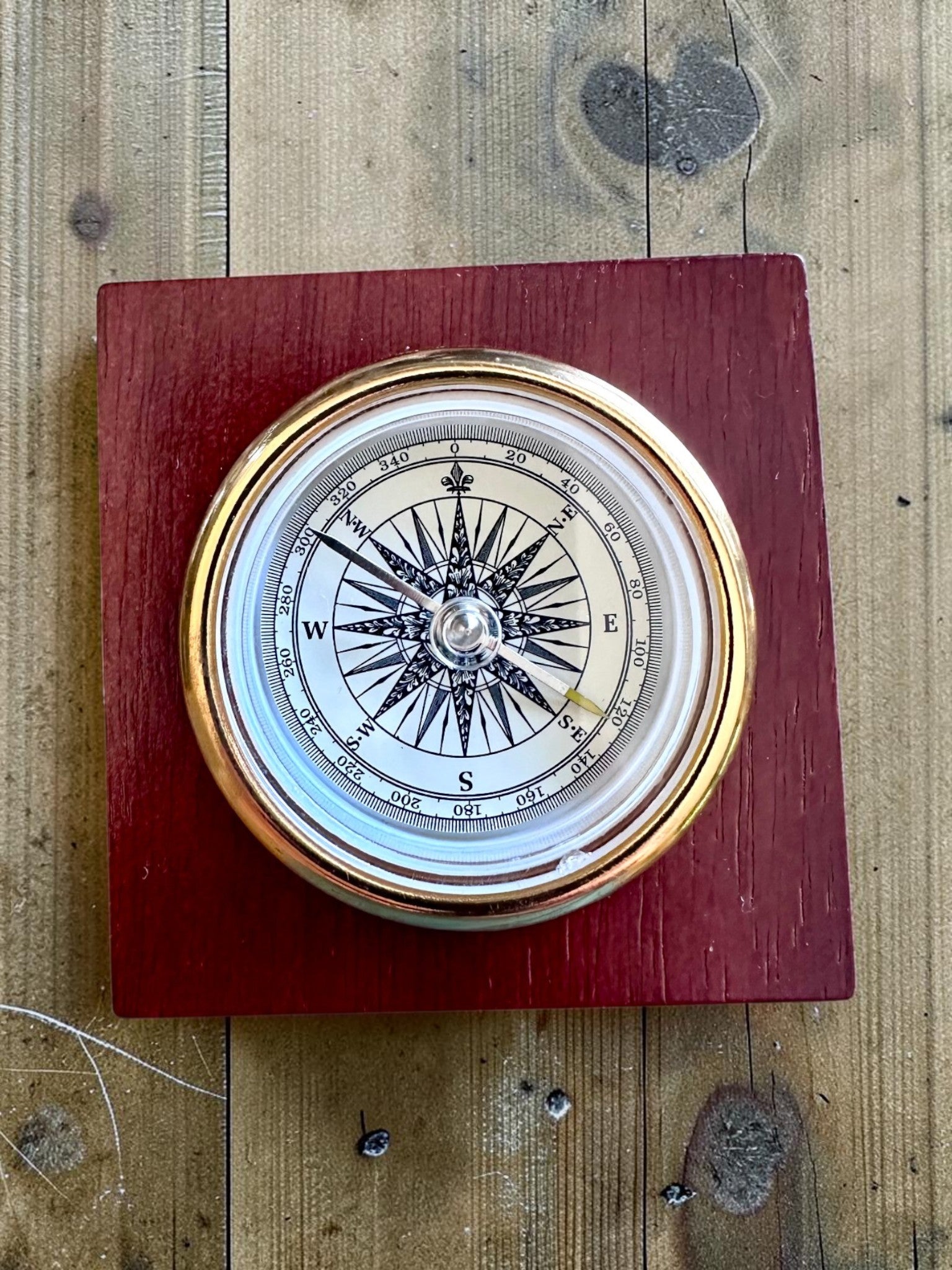 Kompass „Navigator2” - Klassische Eleganz in Messing und Holz, Personalisierung mit Gravur als Geschenk