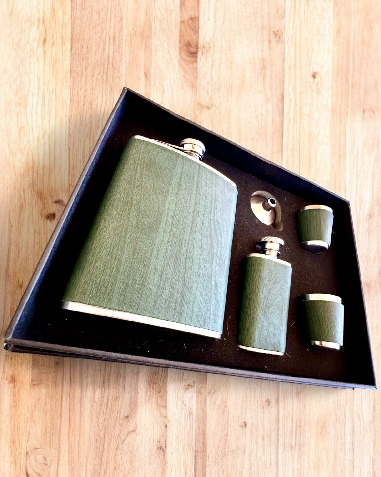 Flachmann-Set mit Gläsern "Forest Spirit", personalisiertes Geschenk mit Gravur