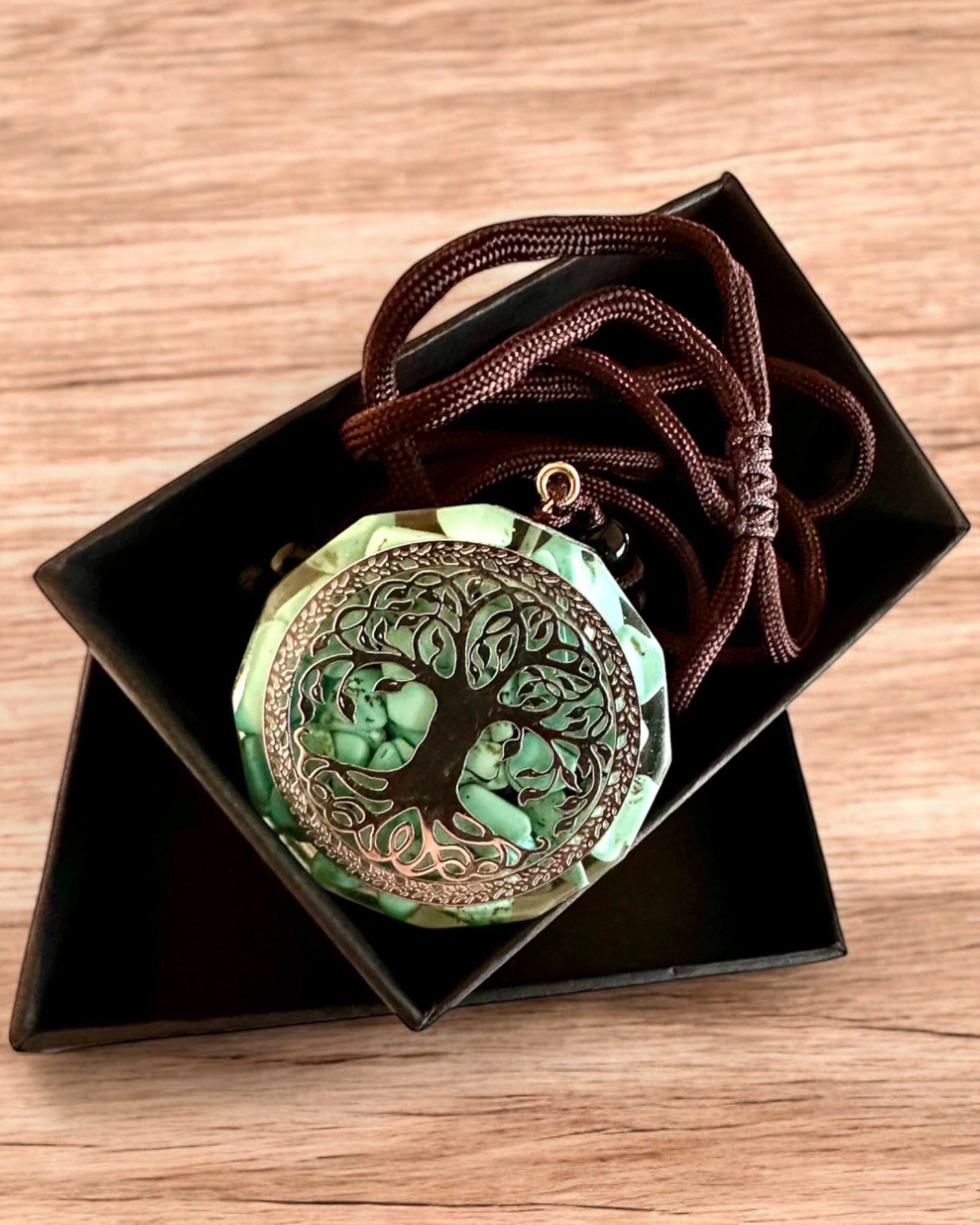 Amulett "Baum des Lebens" mit Türkis – Deine persönliche Stärke, Halskette als Geschenk, Personalisierung mit Gravur