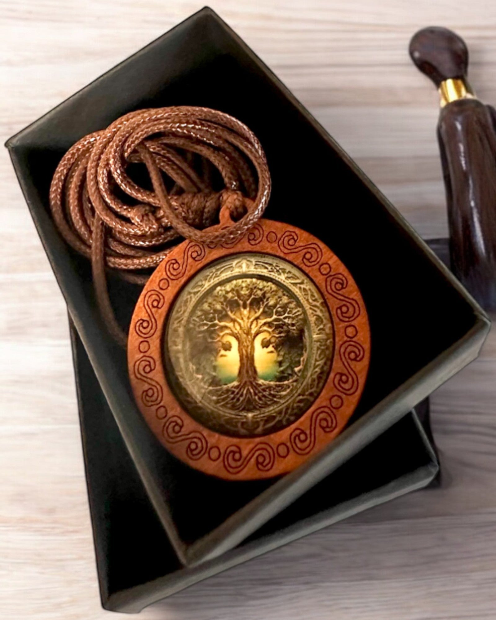 Amulett des Lebens "Stammbaum" - Handgefertigte Halskette aus Holz und Glas, mit der Möglichkeit zur Personalisierung durch Gravur als Geschenk