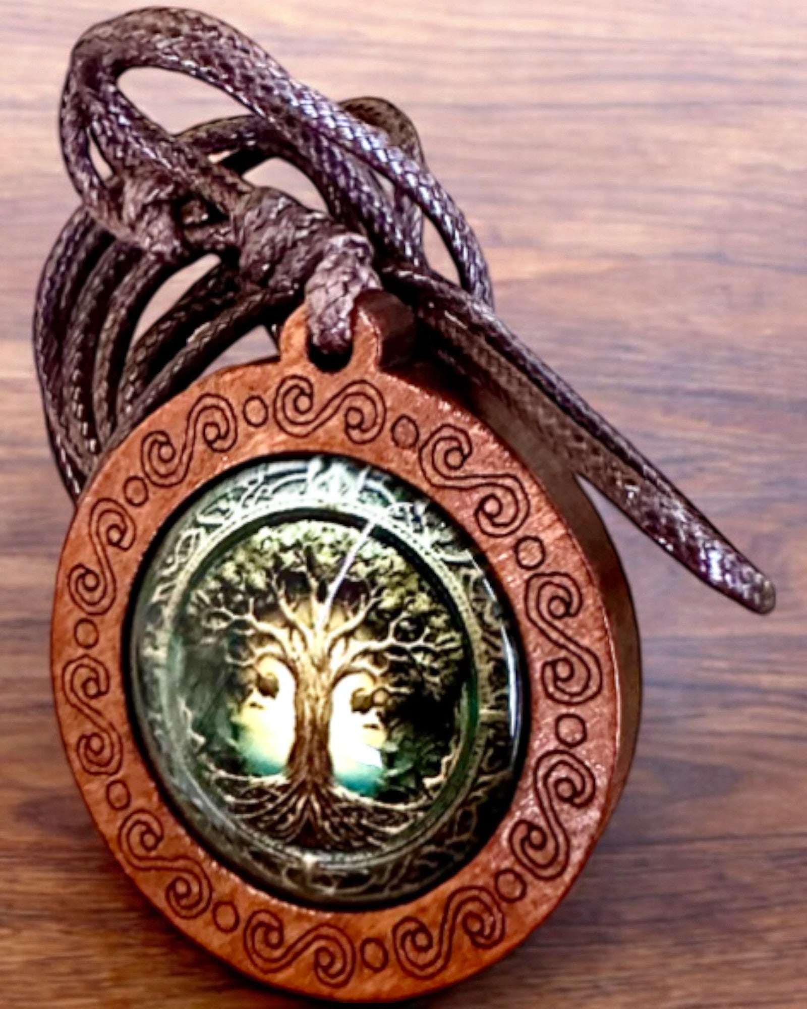 Amulett des Lebens "Stammbaum" - Handgefertigte Halskette aus Holz und Glas, mit der Möglichkeit zur Personalisierung durch Gravur als Geschenk