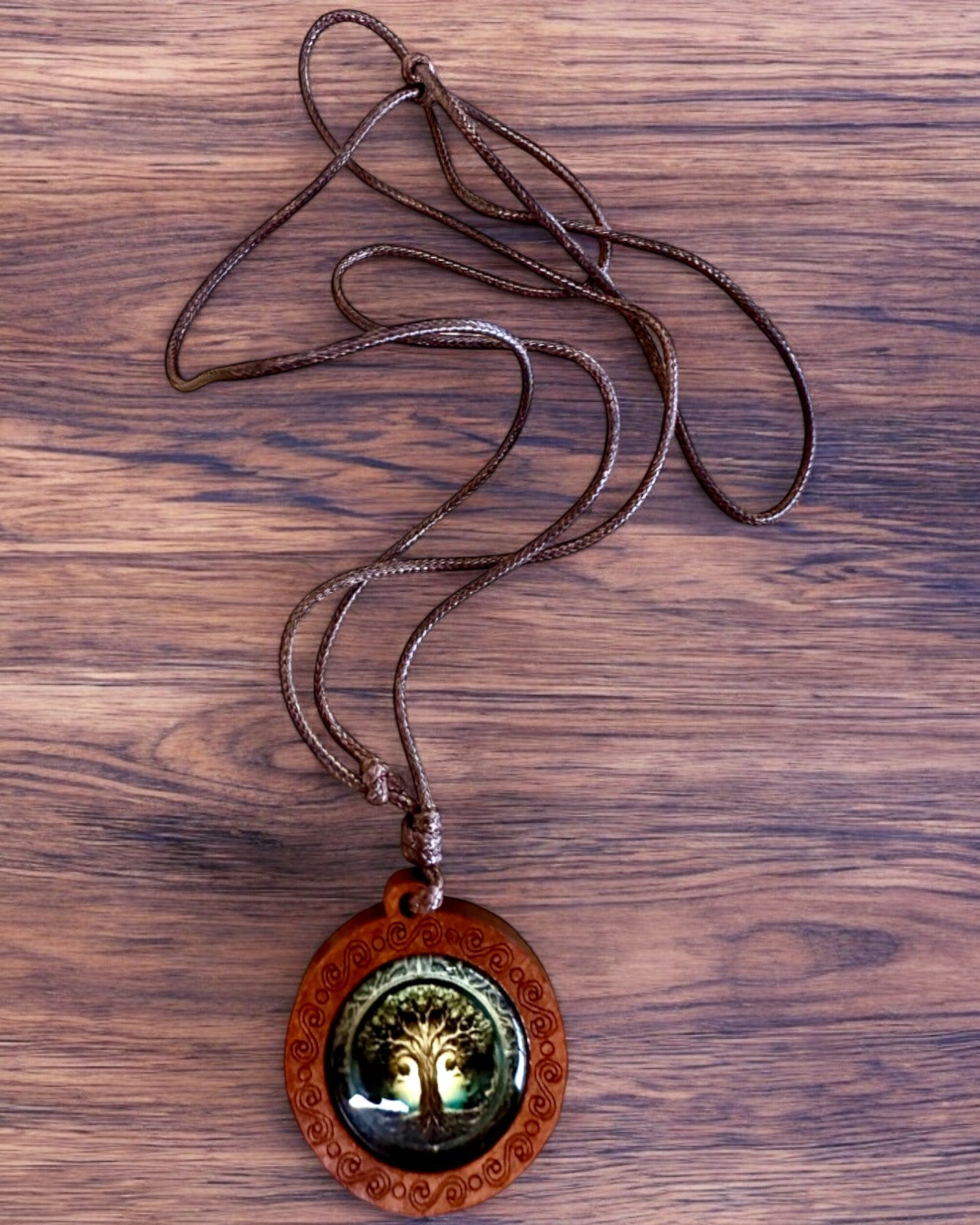 Amulett des Lebens "Stammbaum" - Handgefertigte Halskette aus Holz und Glas, mit der Möglichkeit zur Personalisierung durch Gravur als Geschenk