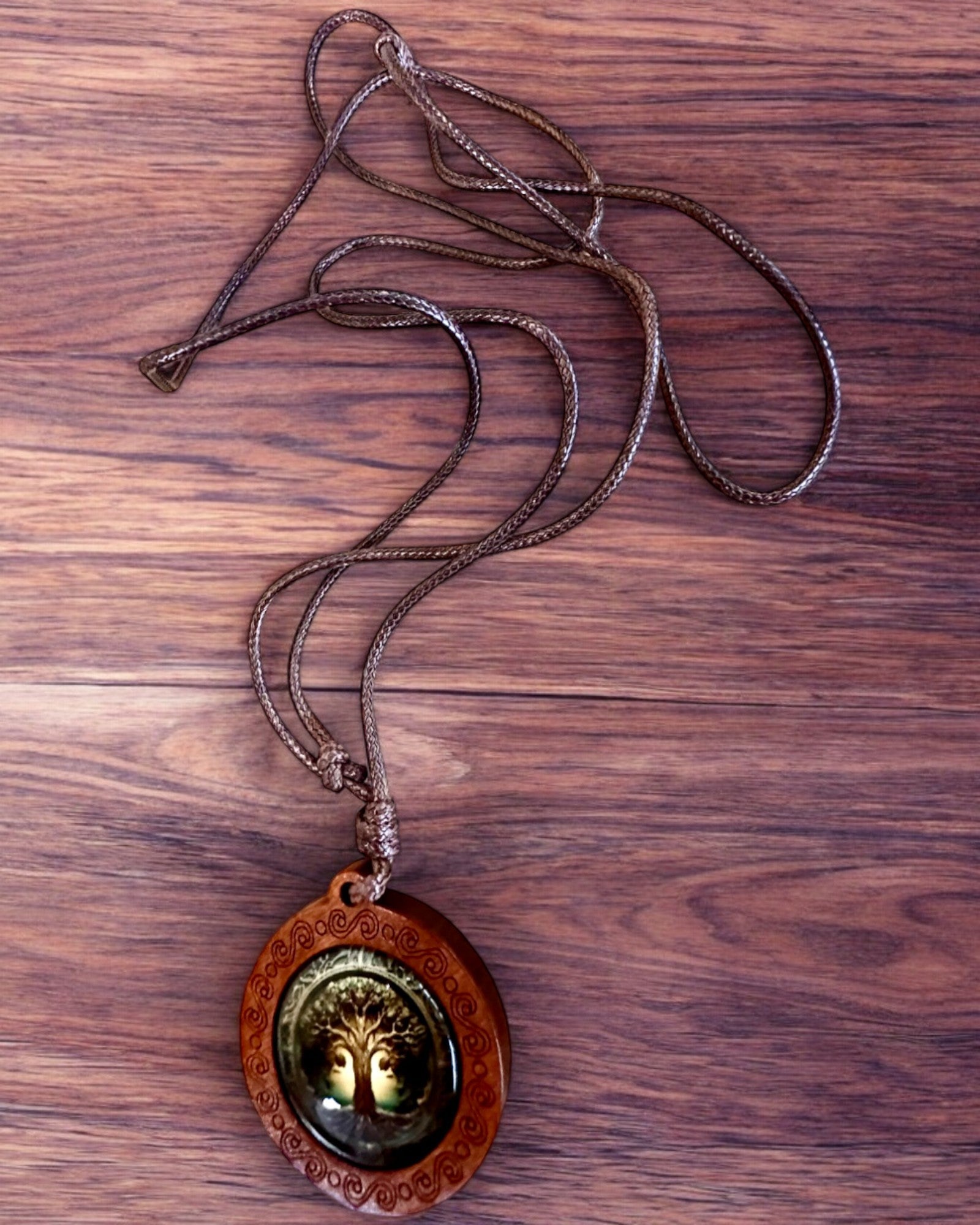 Amulett des Lebens "Stammbaum" - Handgefertigte Halskette aus Holz und Glas, mit der Möglichkeit zur Personalisierung durch Gravur als Geschenk