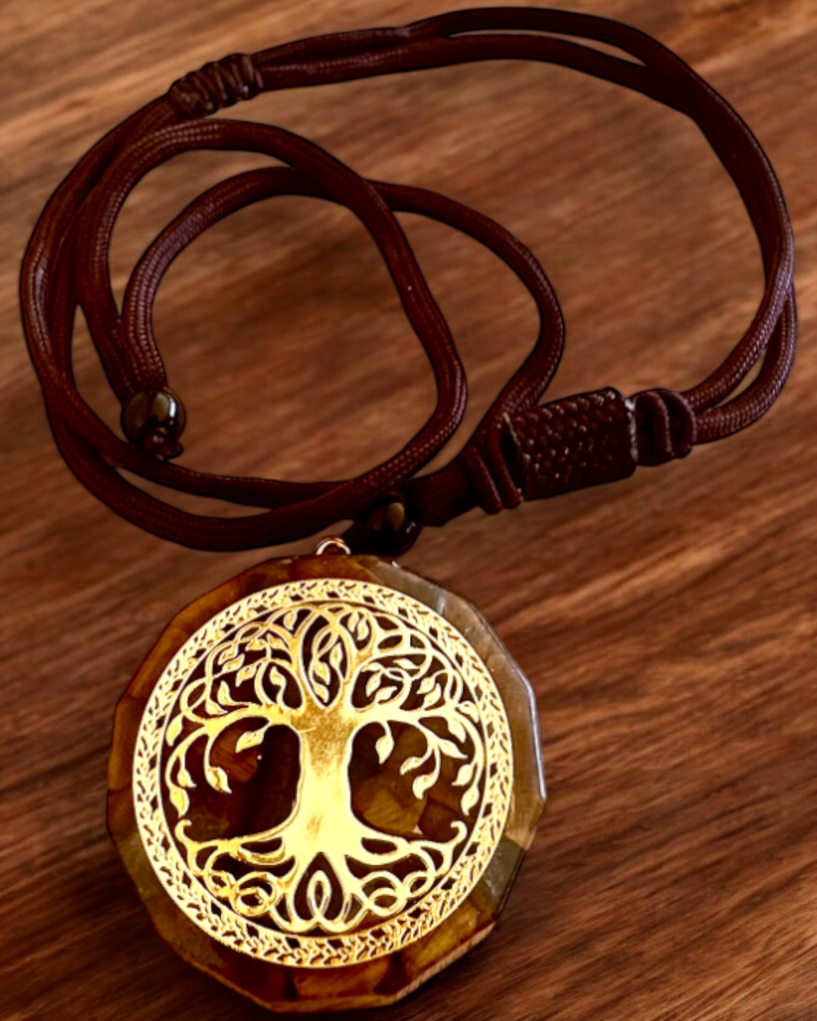 Amulett "Baum des Lebens" mit Tigerauge, Halskette als Geschenk mit personalisierter Gravur