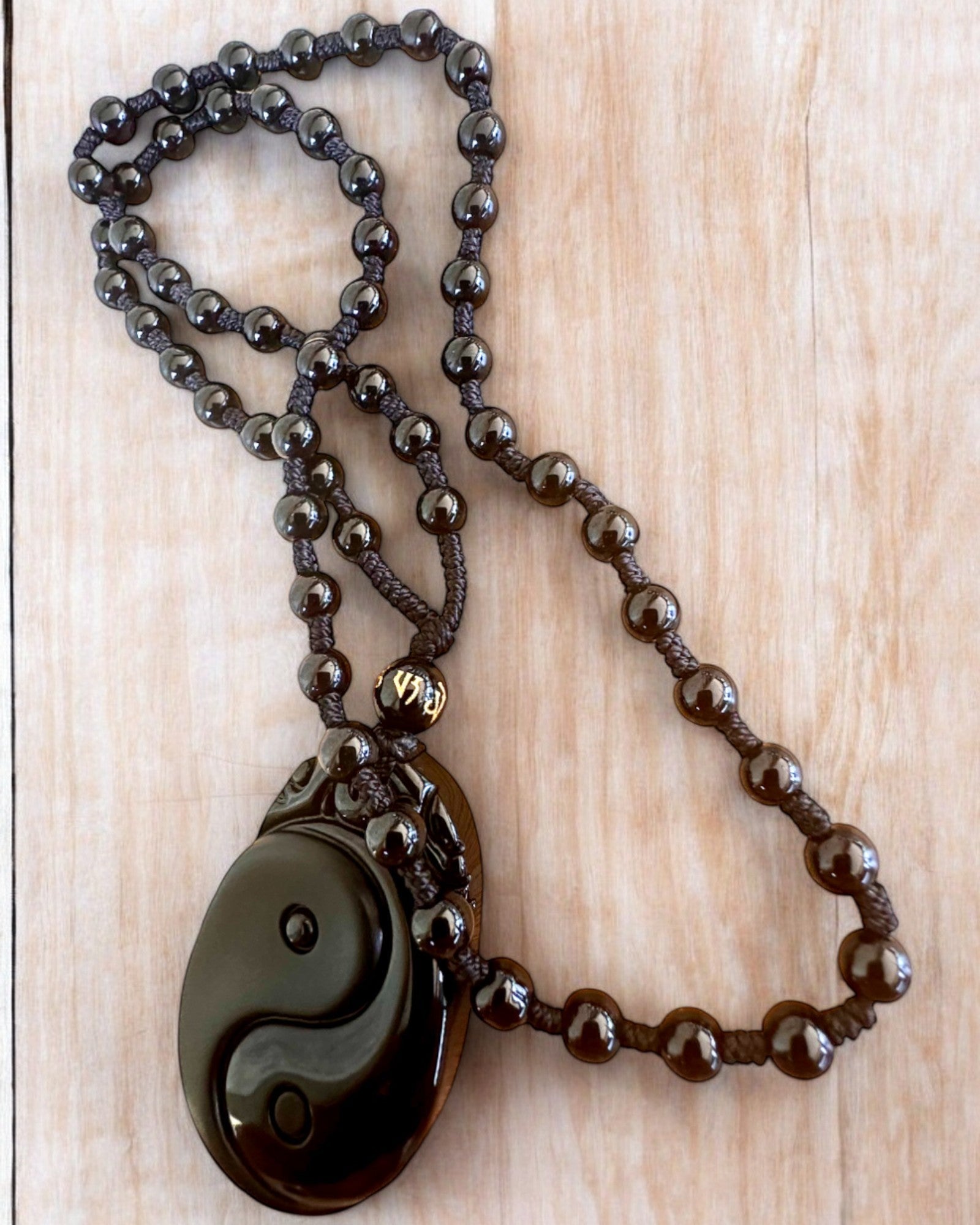 Obsidian Yin Yang Amulett mit Gravur - Harmonie und Schutz, personalisierte Gravur als Geschenk